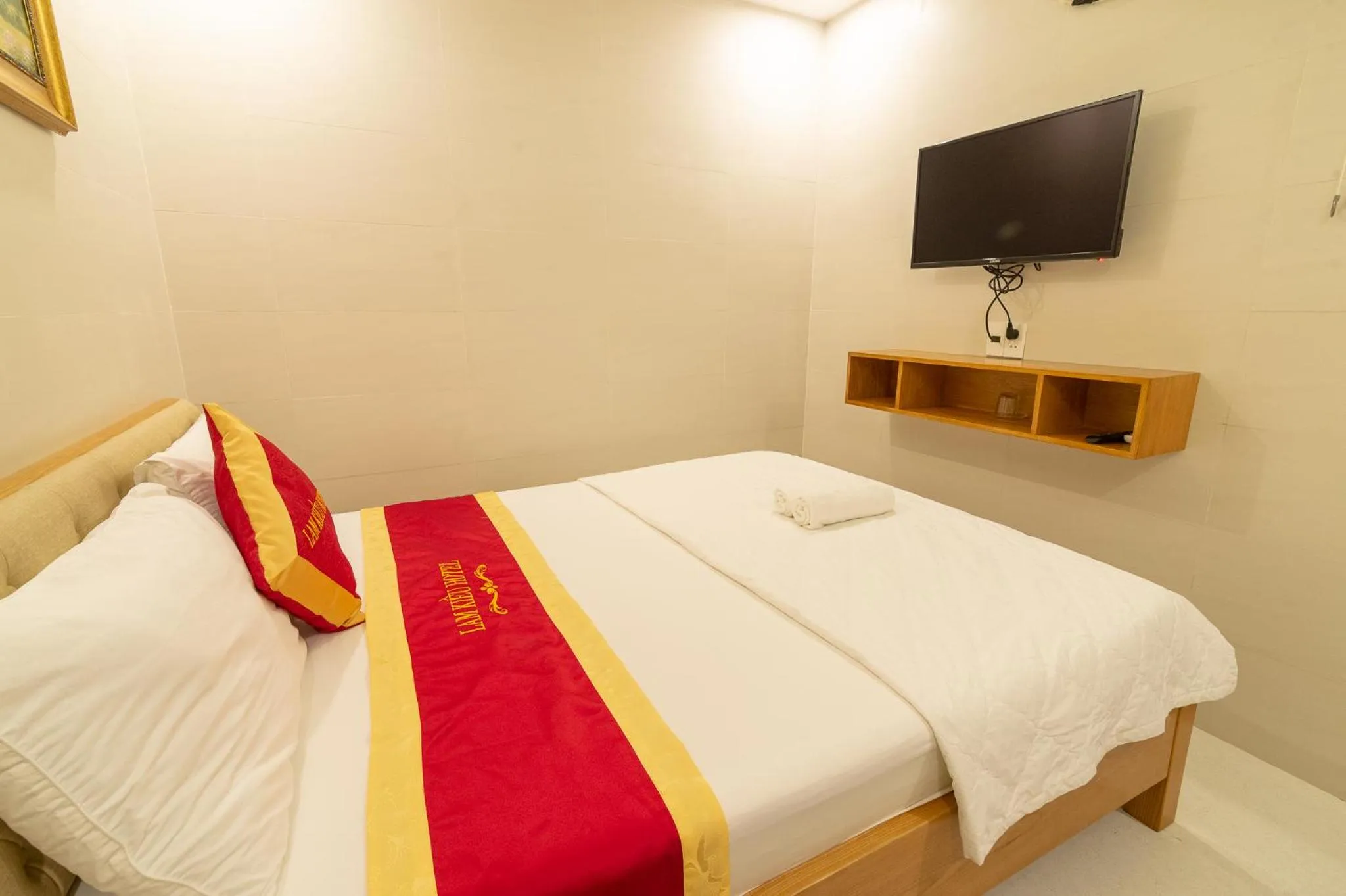 Photo of the whole room, Bed in Lam Kiều Hotel