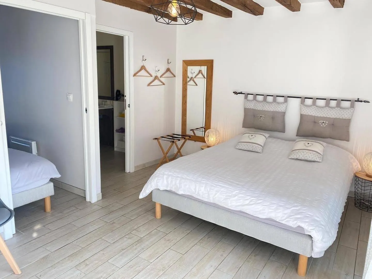 Bedroom, Bed in Les Mariniers Chambres d'Hôtes -Guest House - Bain nordique en option