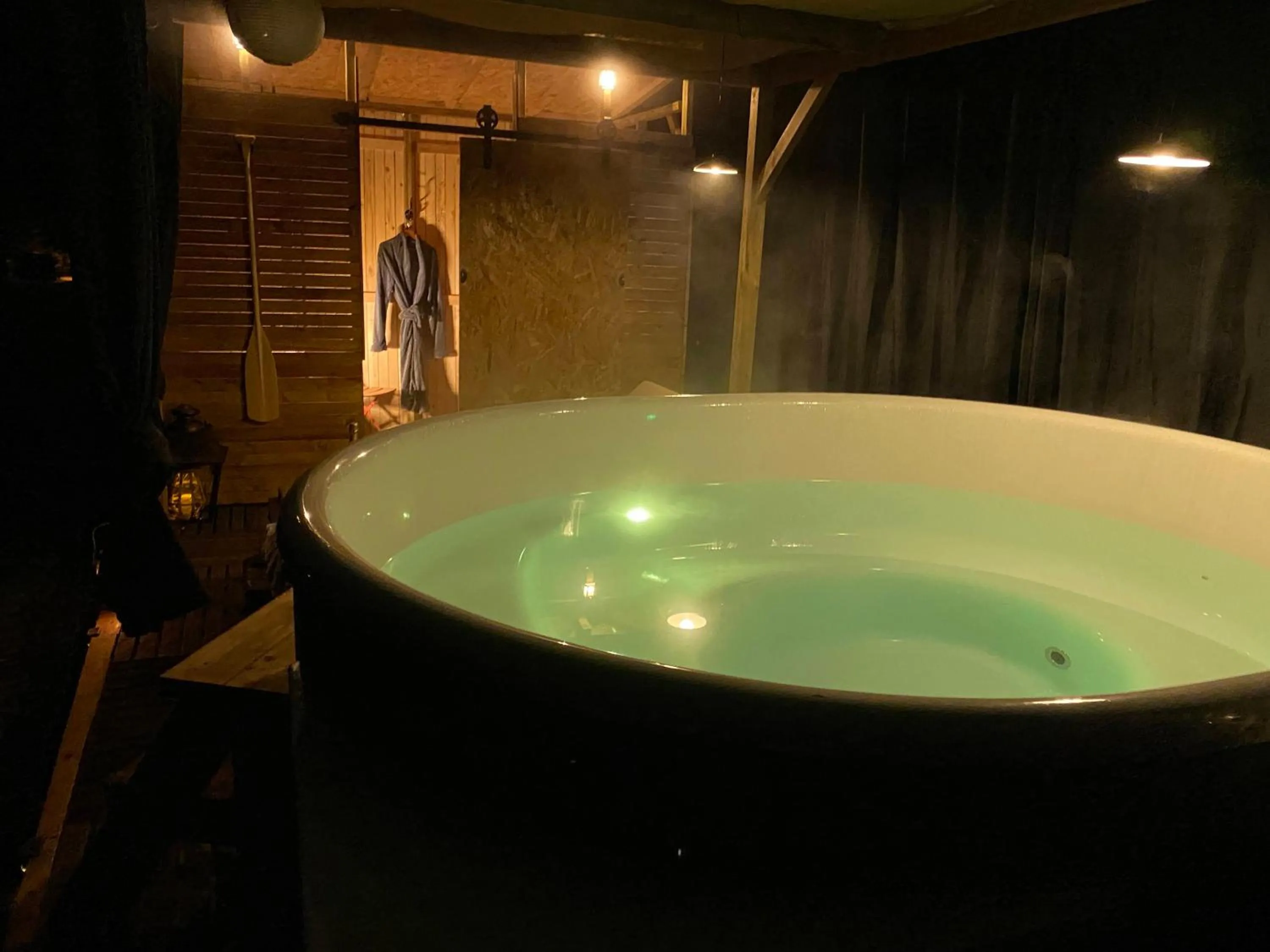 Hot Tub in Les Mariniers Chambres d'Hôtes -Guest House - Bain nordique en option