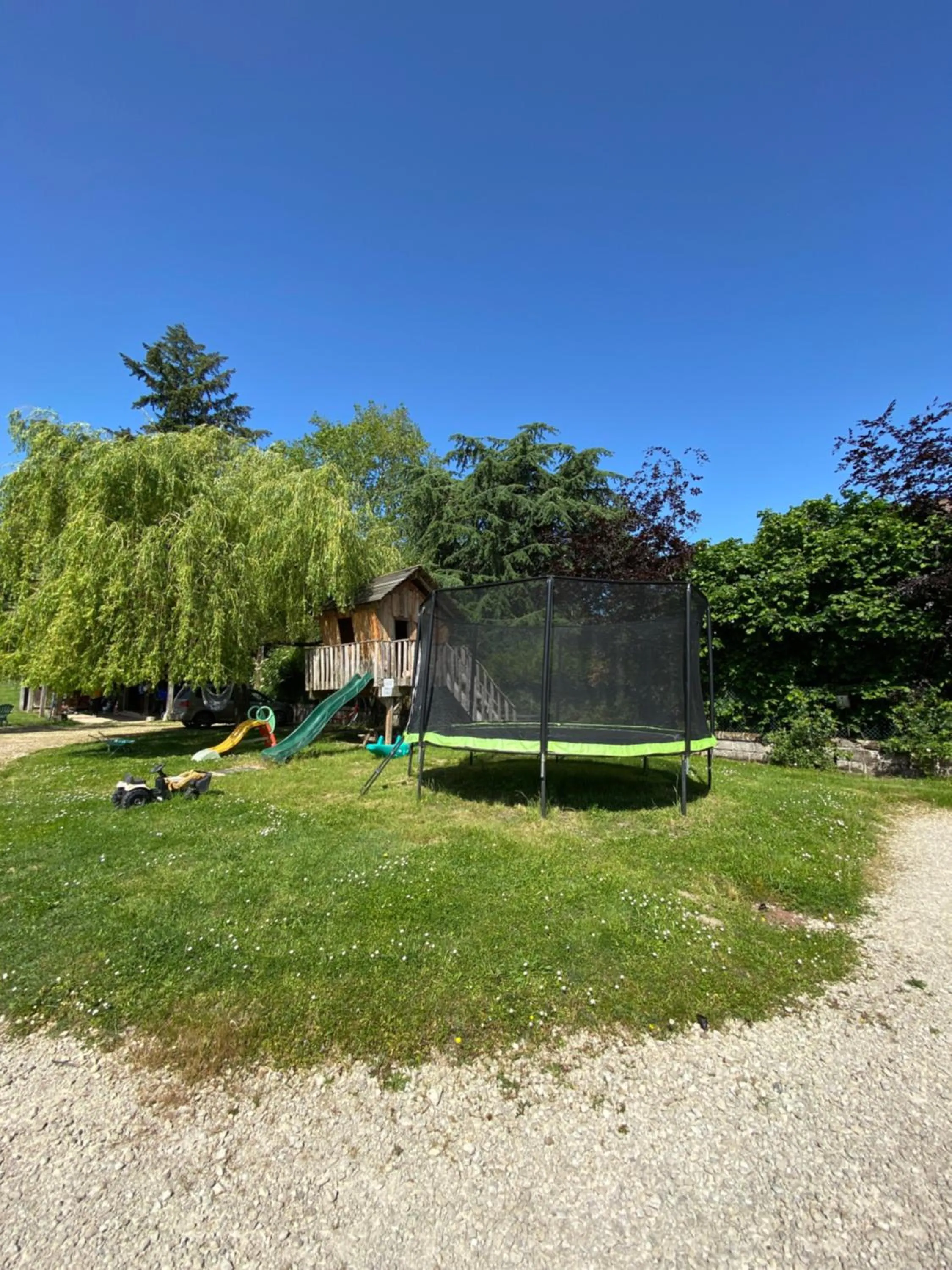 Children play ground in Les Mariniers Chambres d'Hôtes -Guest House - Bain nordique en option