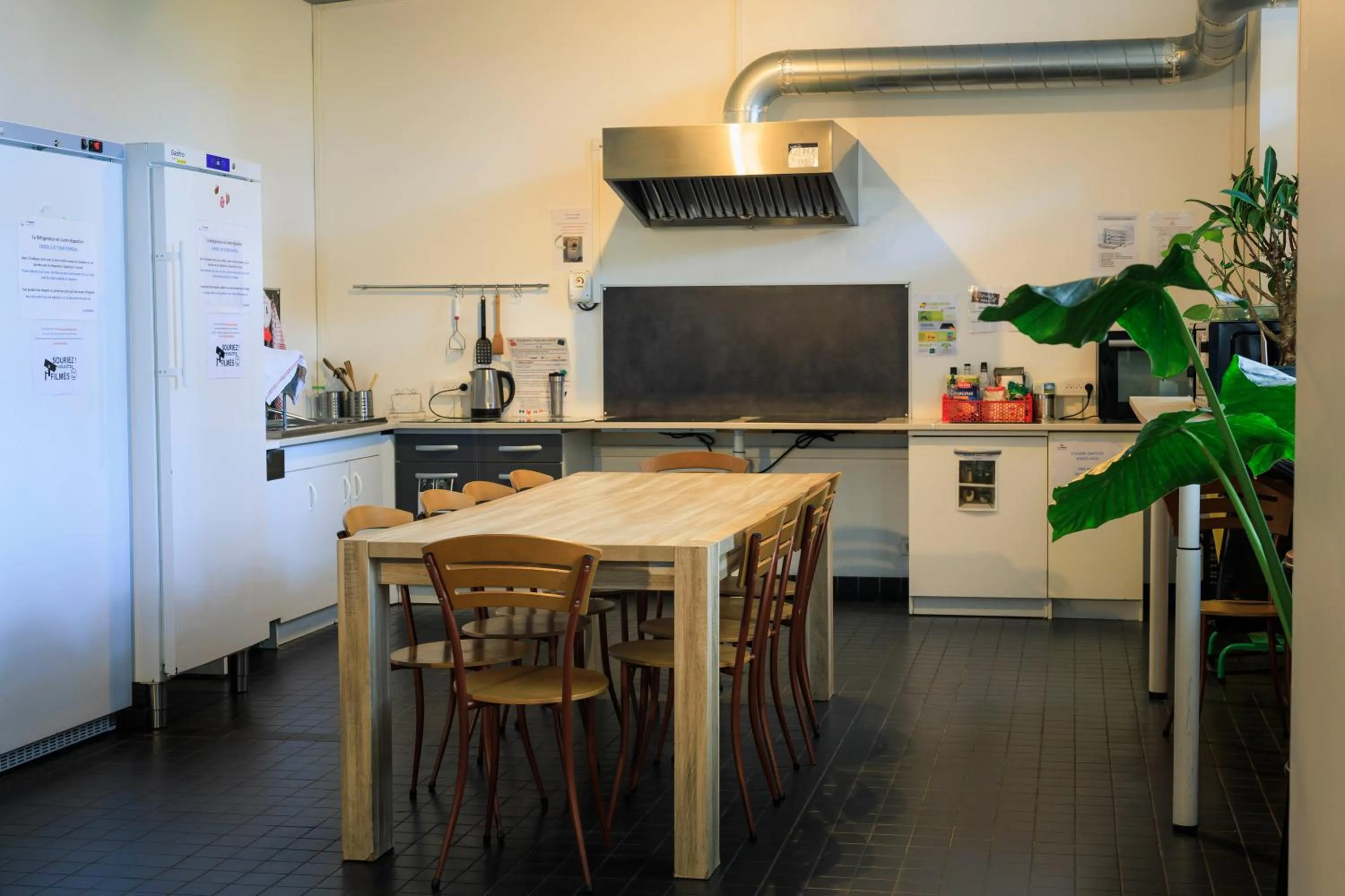 kitchen in Auberge de Jeunesse HI Amiens