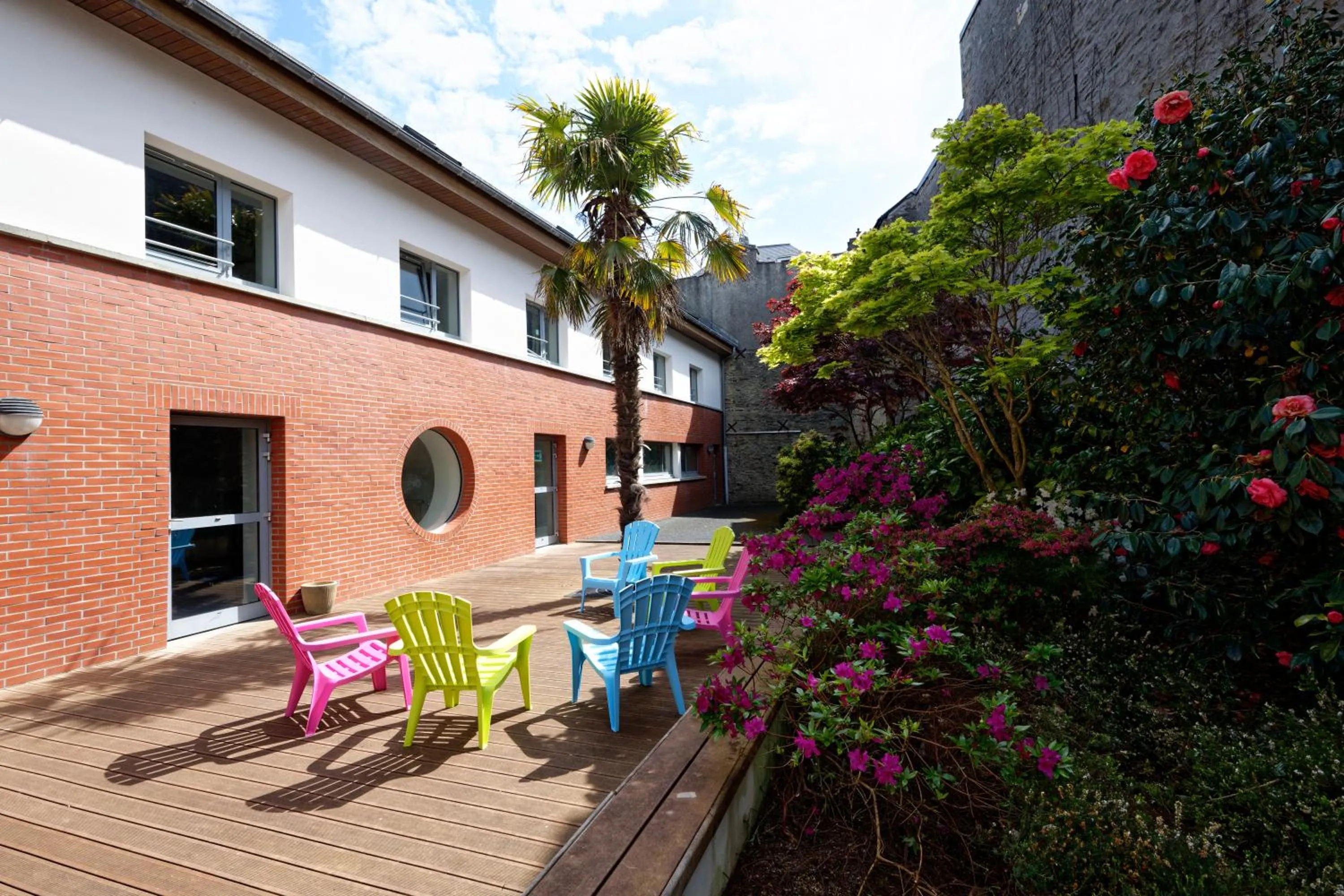 Patio in Auberge de Jeunesse HI Cherbourg