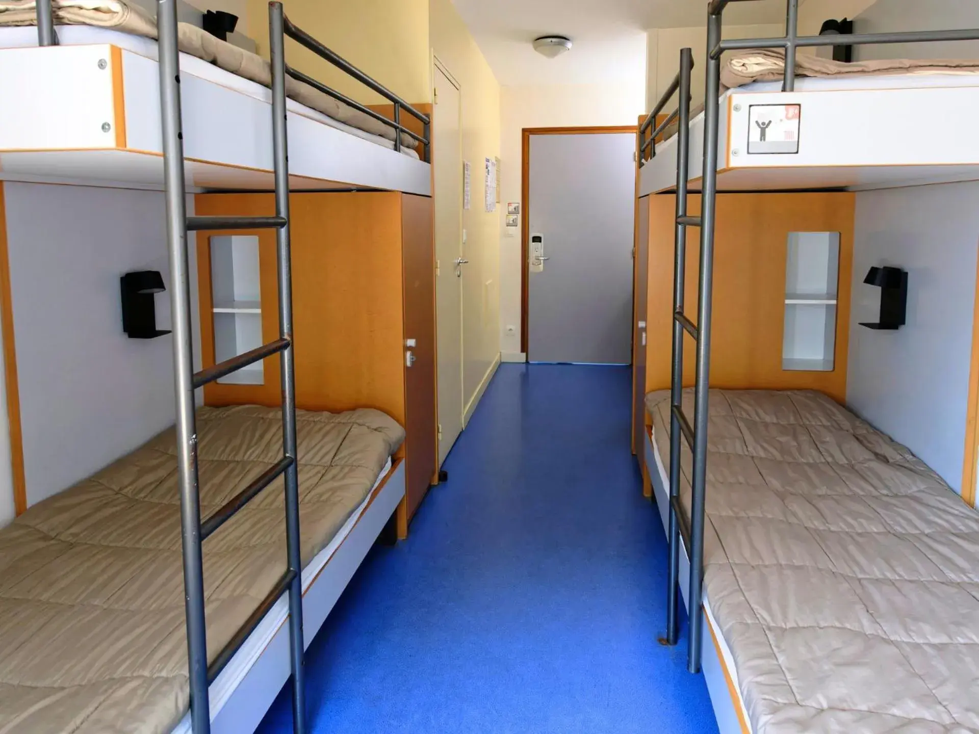 Quadruple Room with Shower in Auberge de Jeunesse HI Cherbourg Quadruple Room with Shower in Auberge de Jeunesse HI Cherbourg