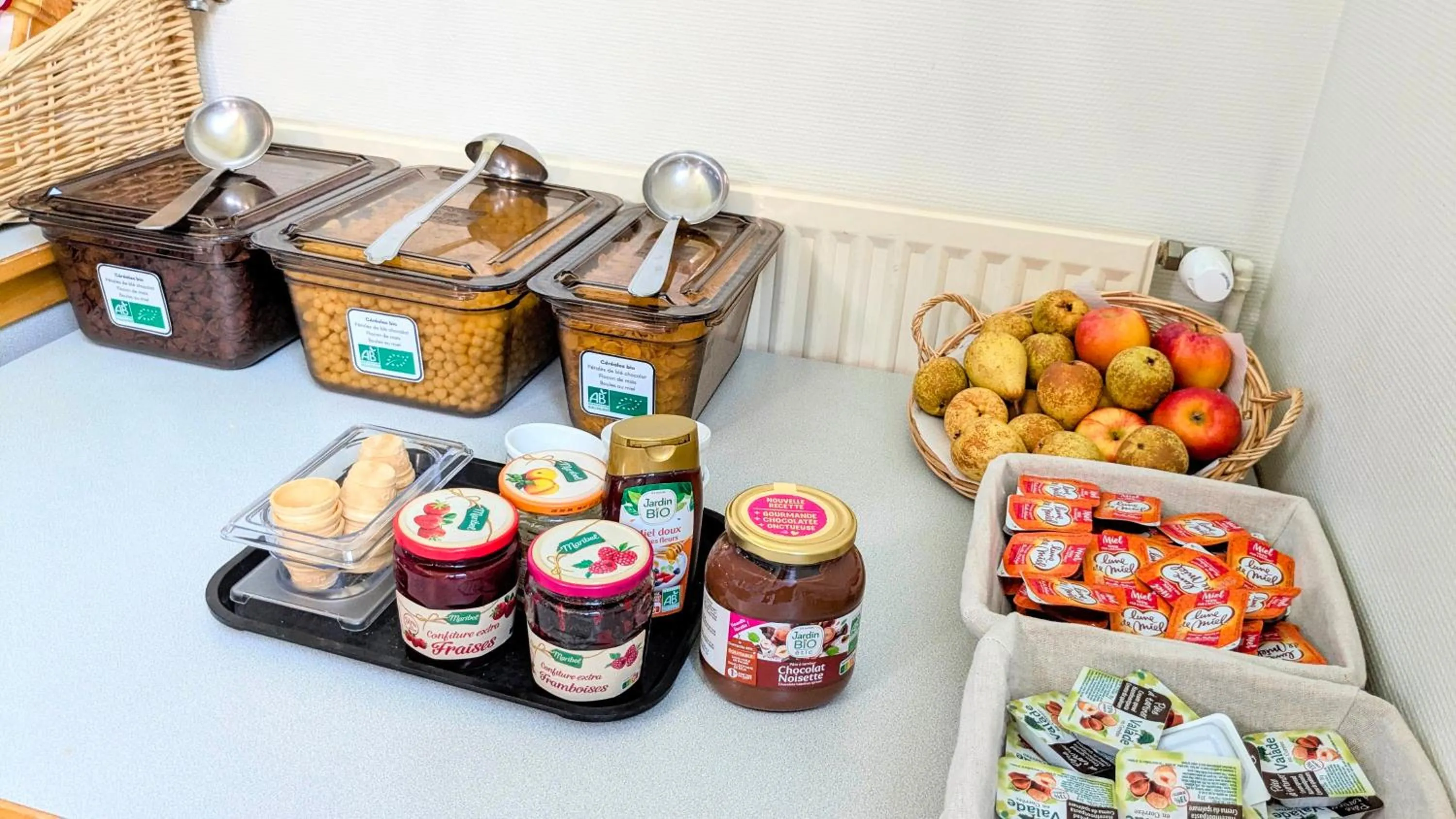 Buffet breakfast in Auberge de Jeunesse HI Cherbourg