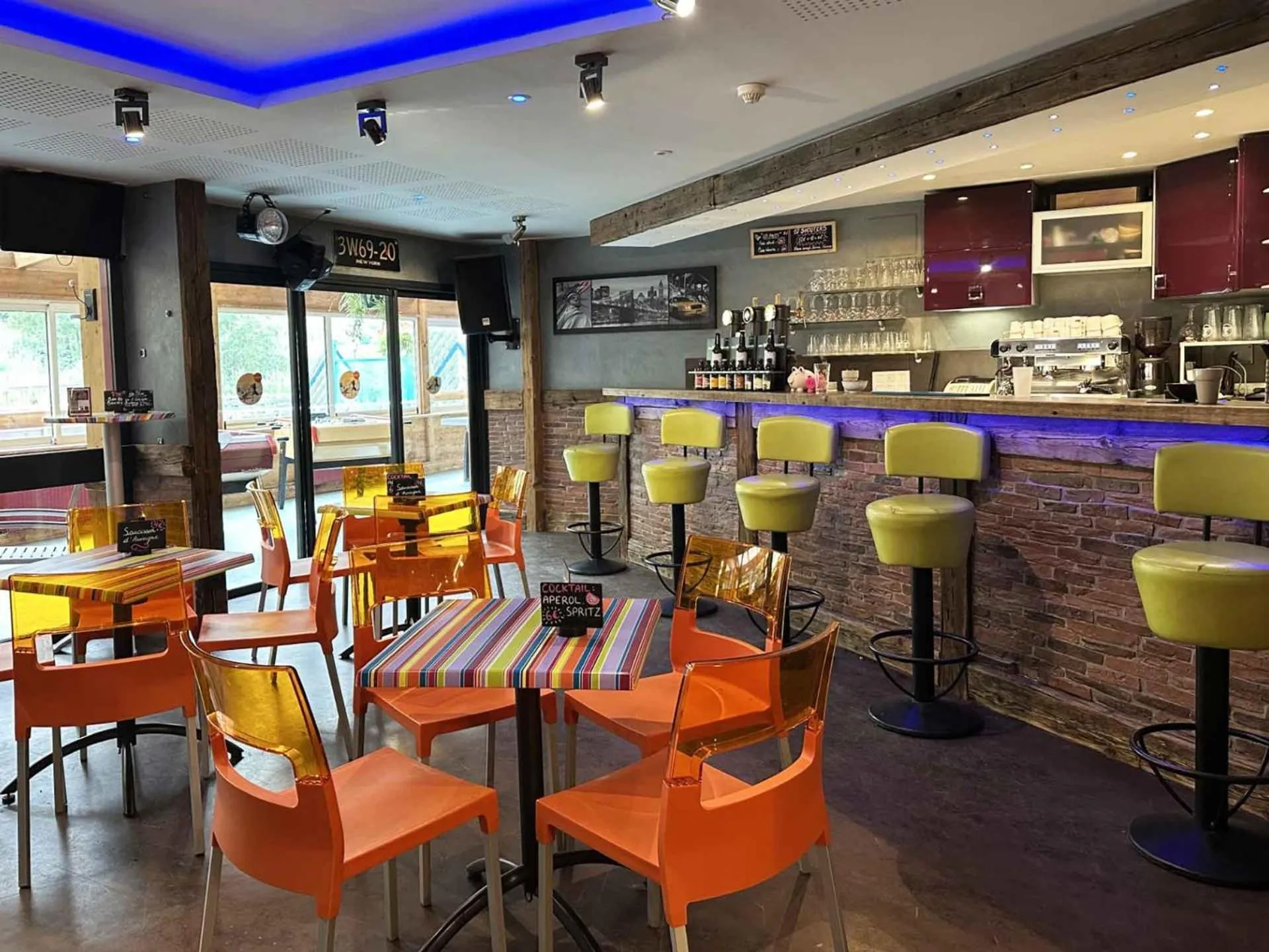 Lounge or bar in Auberge de Jeunesse HI Le Mont-Dore