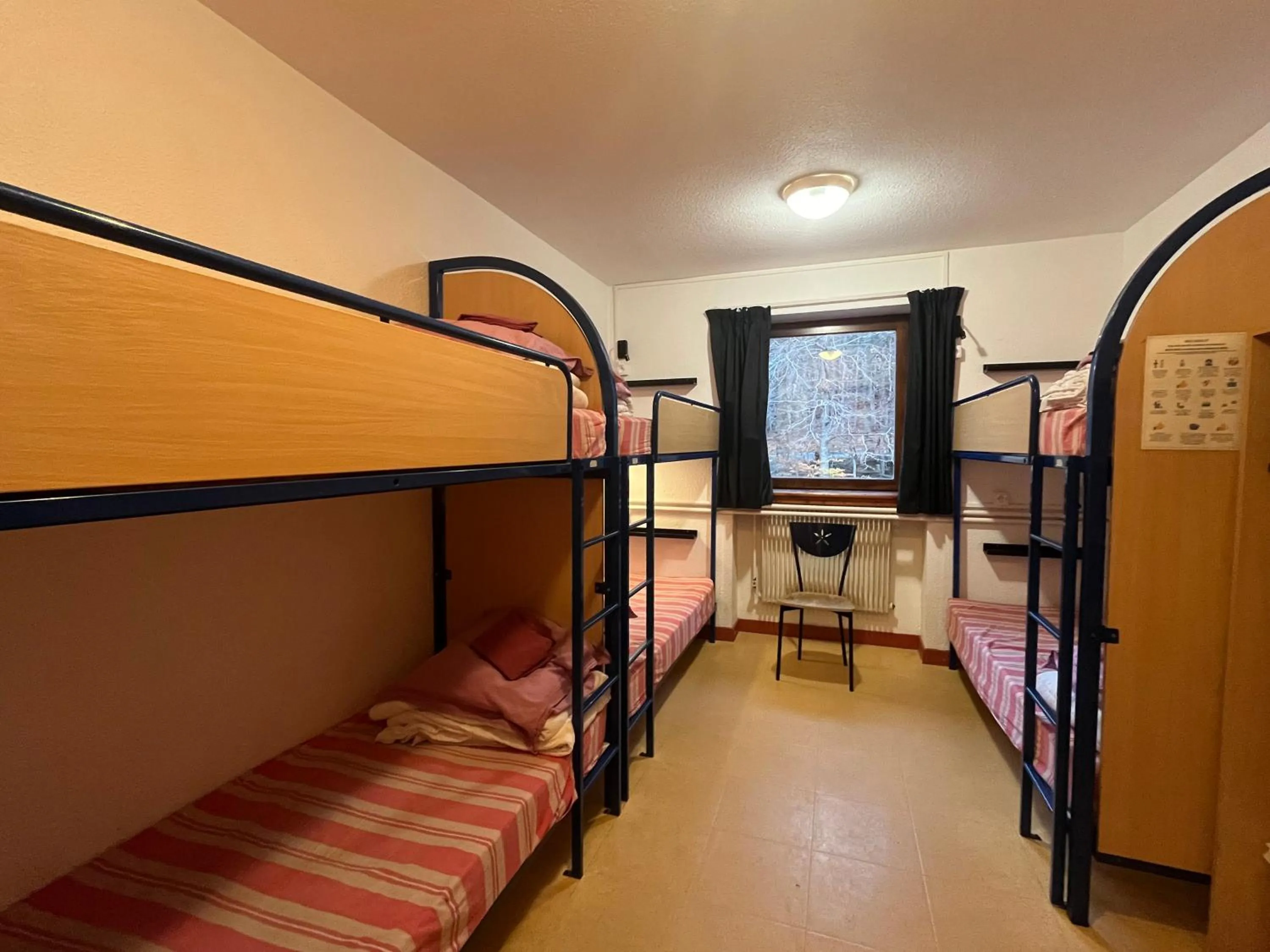 Room for 6 People with Ensuite Bathroom - single occupancy in Auberge de Jeunesse HI Le Mont-Dore