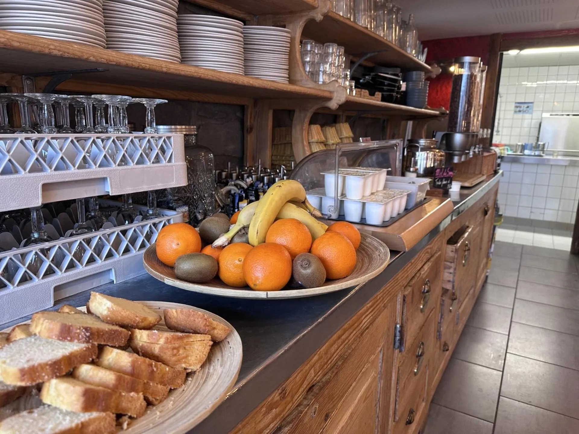 Buffet breakfast in Auberge de Jeunesse HI Le Mont-Dore