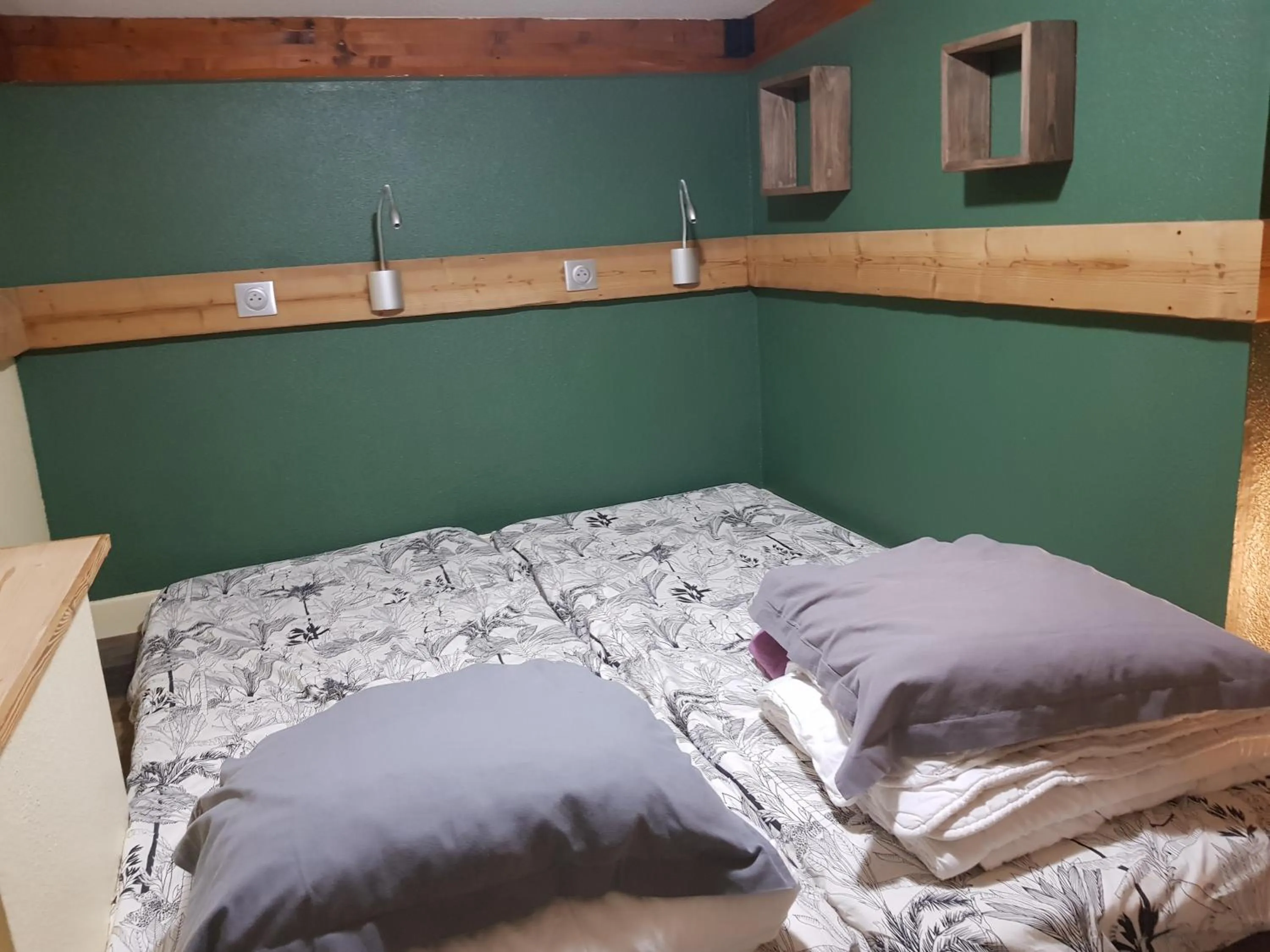 Room with 2 Bunk Beds – Shared Bathroom - single occupancy in Auberge de Jeunesse HI Le Mont-Dore