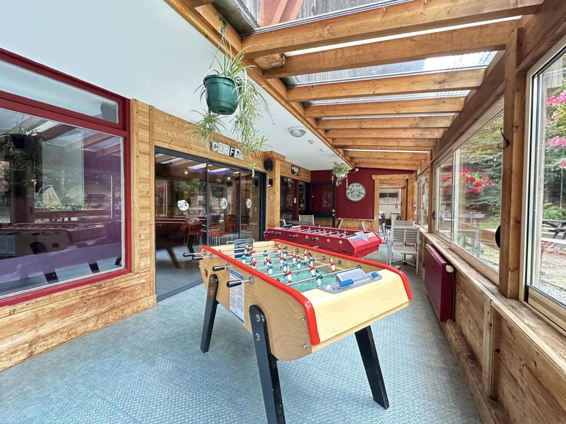 Patio in Auberge de Jeunesse HI Le Mont-Dore