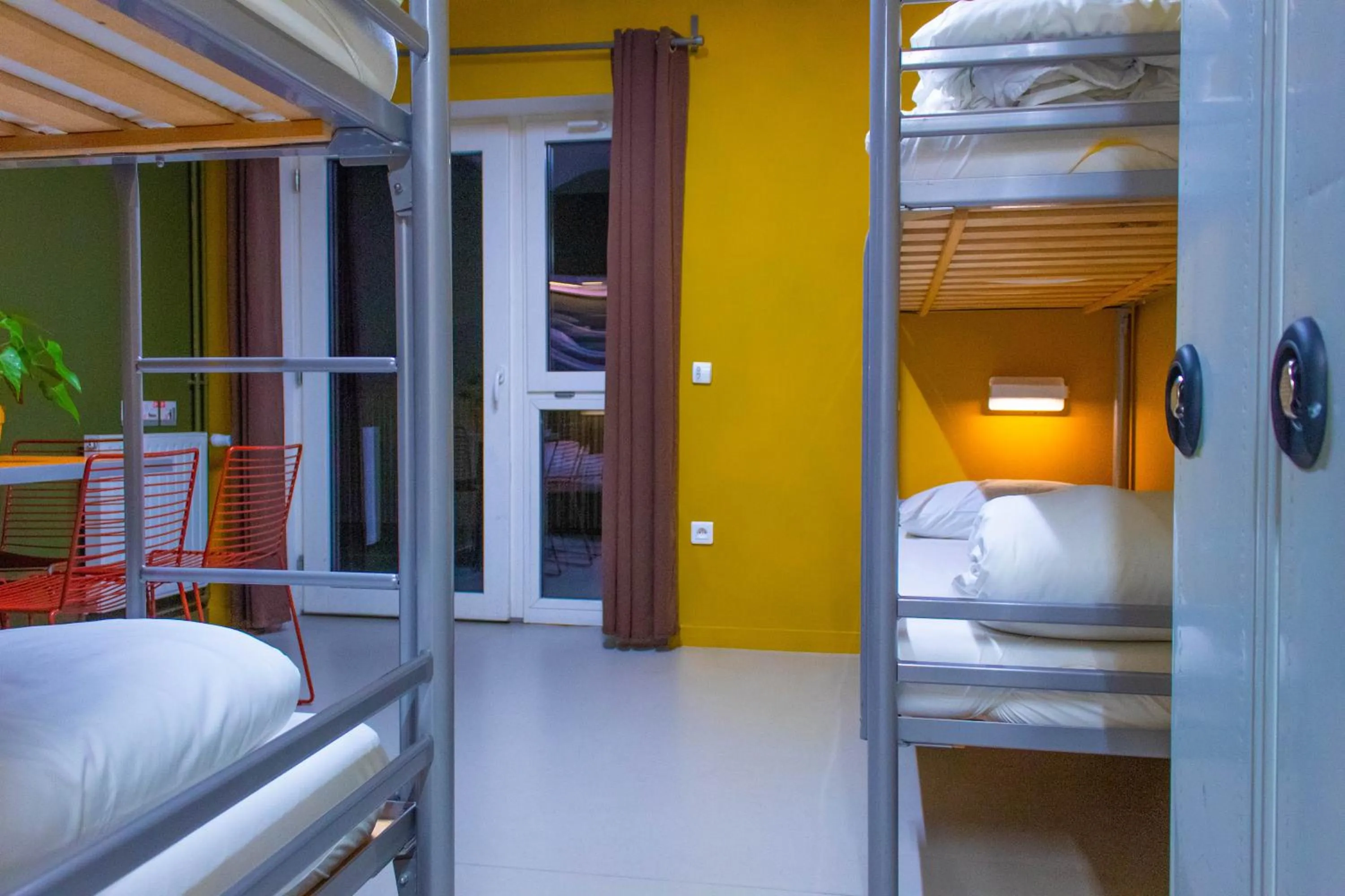 Quadruple Room with Shower in Auberge de Jeunesse HI Lille