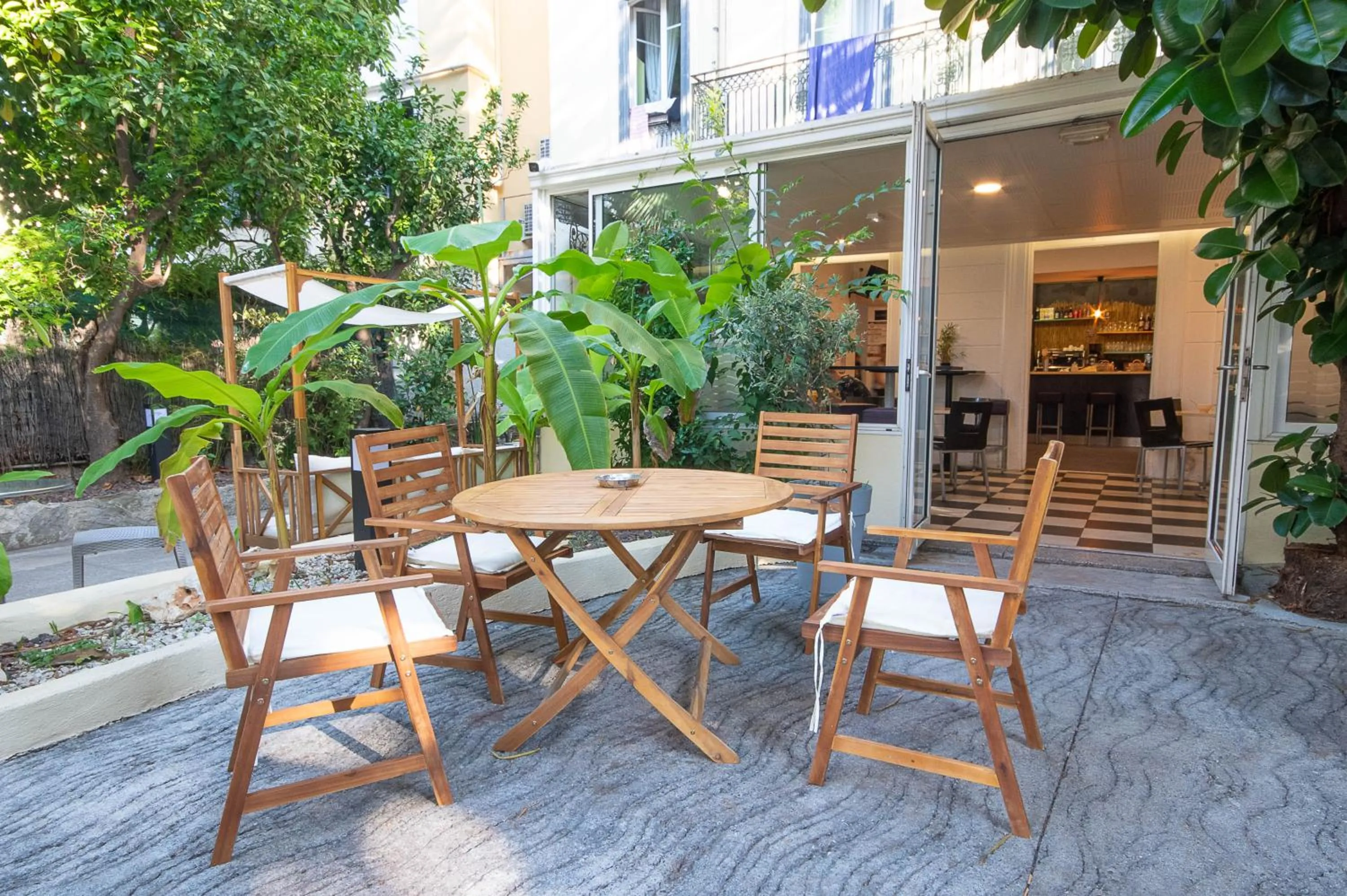 Patio in Auberge de Jeunesse HI Nice Les Camélias