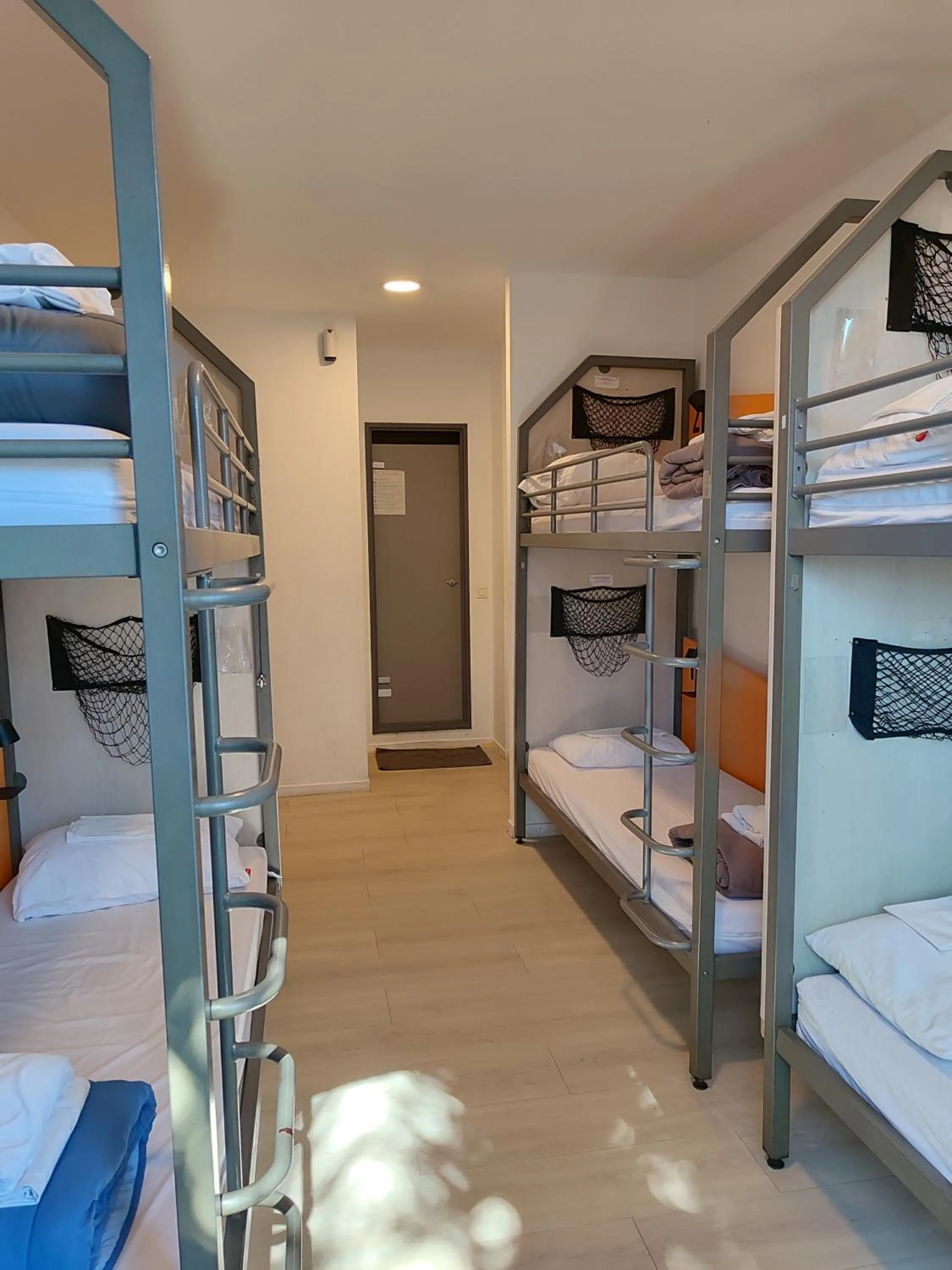 Bed in 6-Bed Female Dormitory with Ensuite Bathroom in Auberge de Jeunesse HI Nice Les Camélias