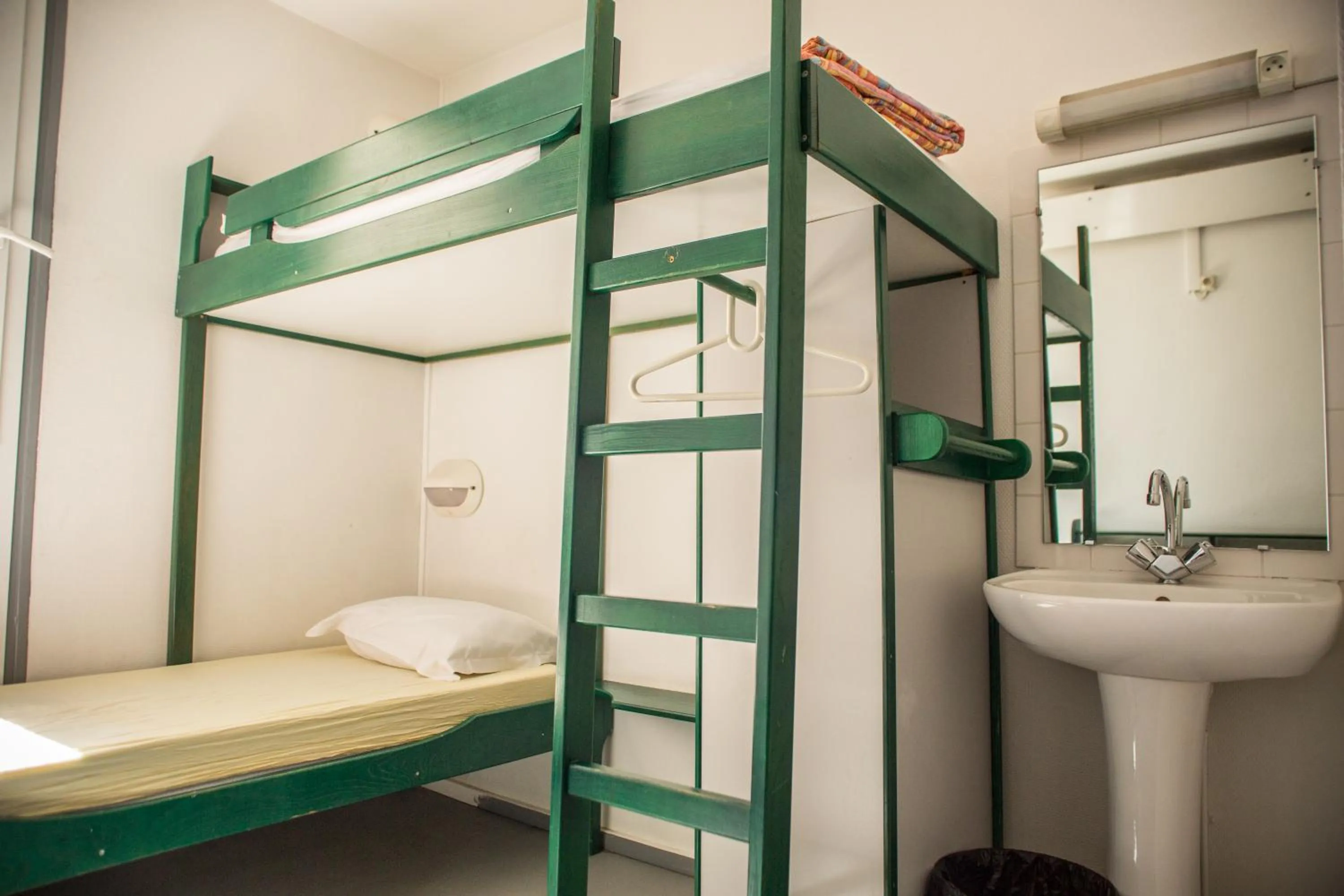 Twin Room with Shower, Commun WC - single occupancy in Auberge de Jeunesse HI Paris Le d'Artagnan