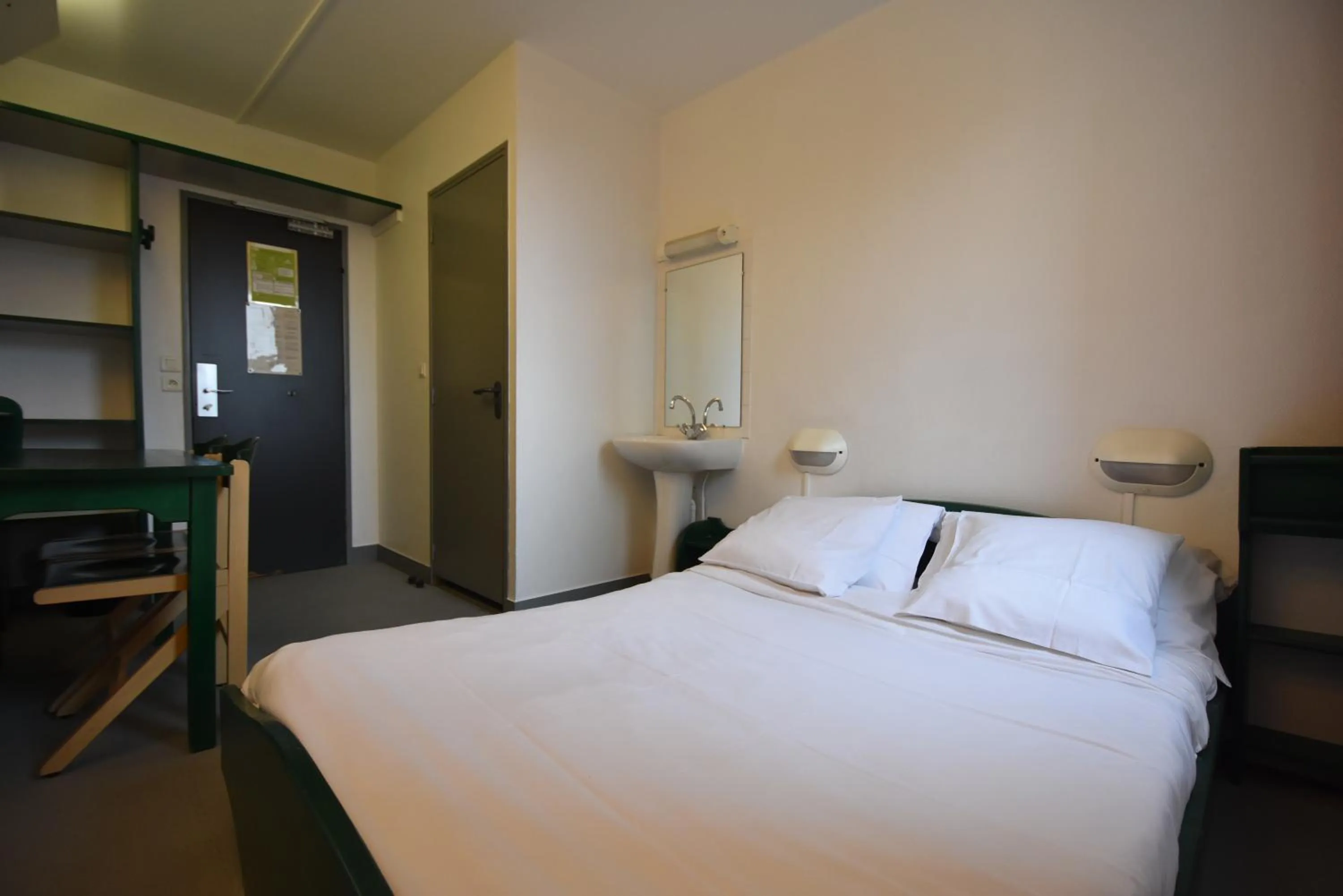 Photo of the whole room in Auberge de Jeunesse HI Paris Le d'Artagnan