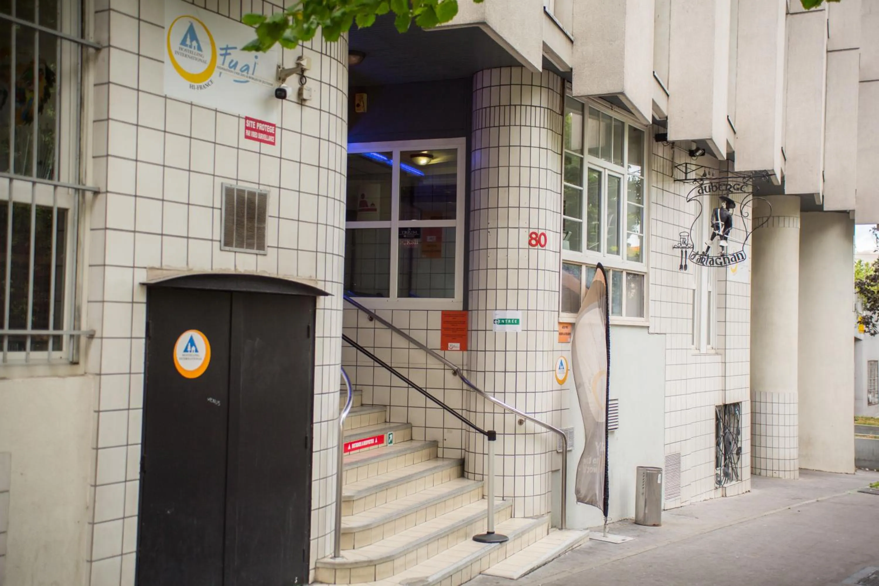 Property building in Auberge de Jeunesse HI Paris Le d'Artagnan