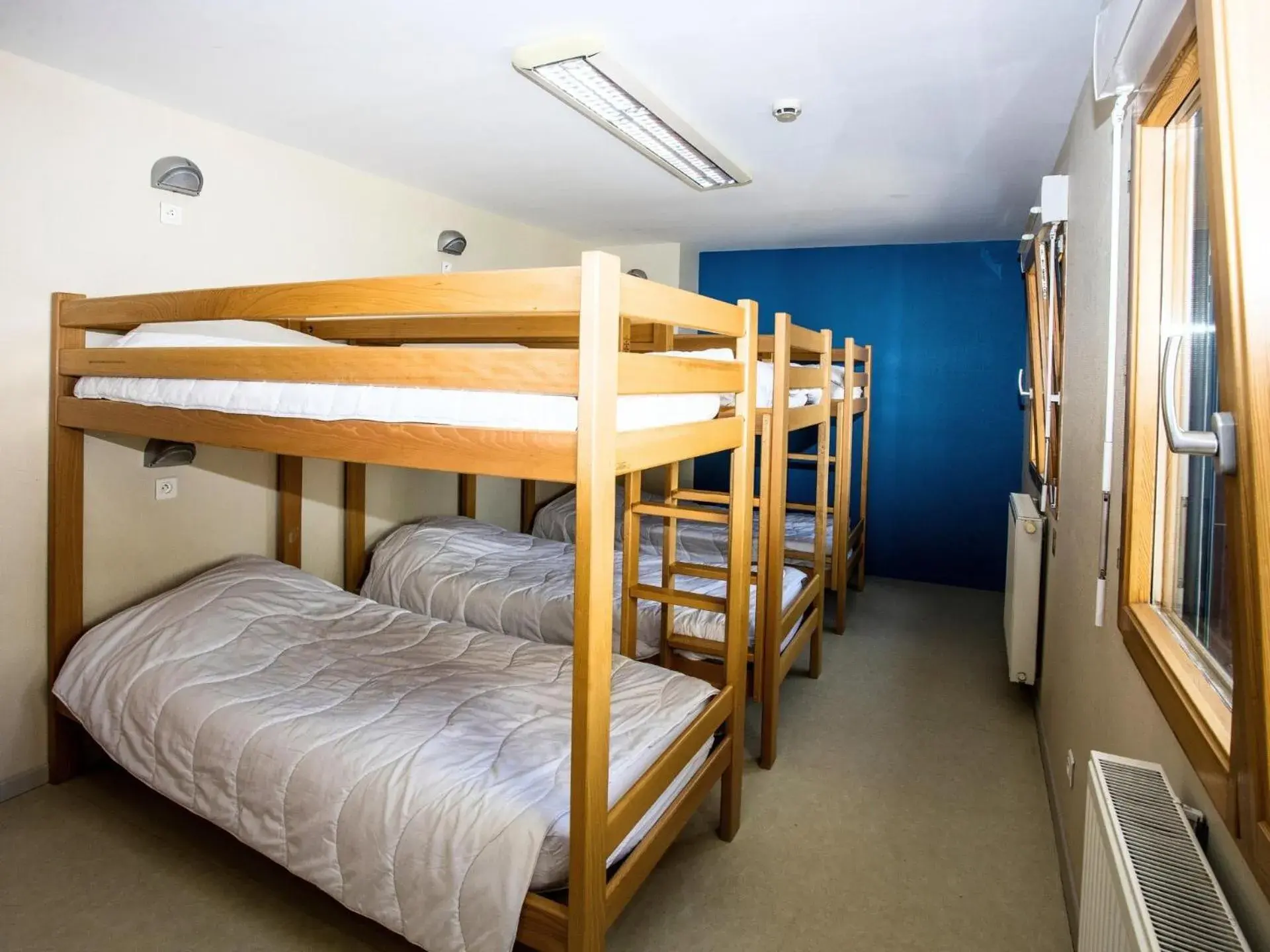 Room for 6 People – Shared Bathroom in Auberge de Jeunesse HI Pontarlier Room for 6 People – Shared Bathroom in Auberge de Jeunesse HI Pontarlier