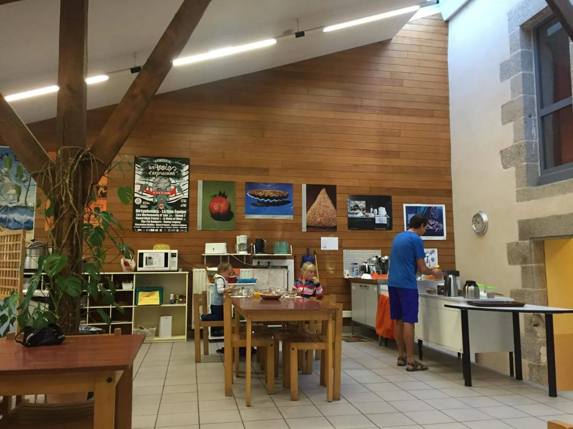 People in Auberge de Jeunesse HI Pontivy