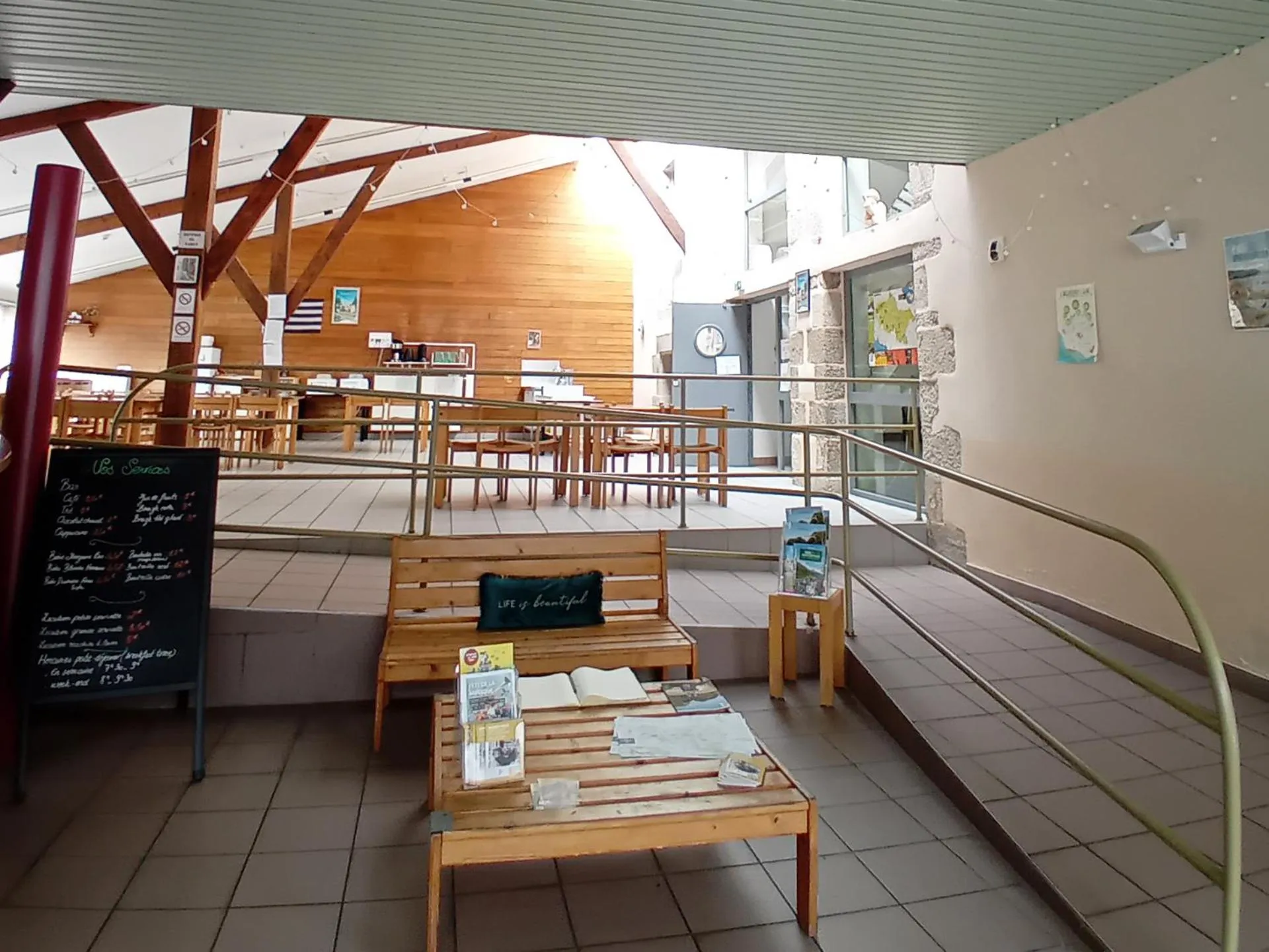 Lobby or reception in Auberge de Jeunesse HI Pontivy