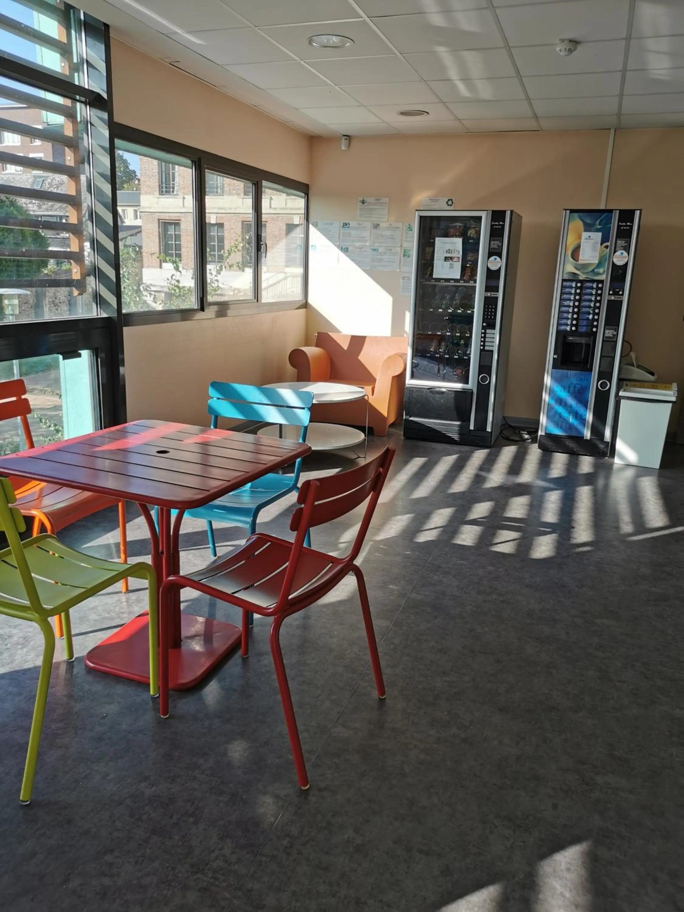 Seating area in Auberge de Jeunesse HI Rouen