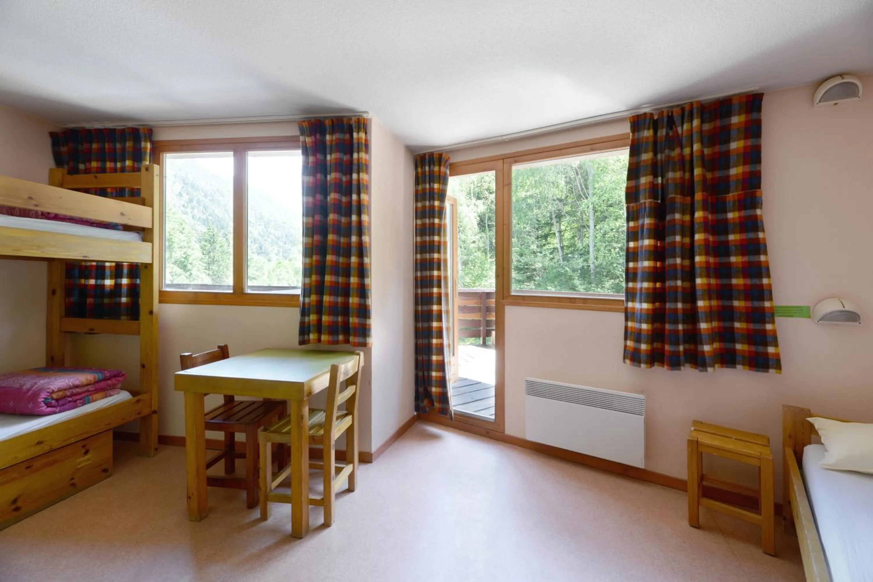 Photo of the whole room, Bed in Auberge de Jeunesse HI Séez