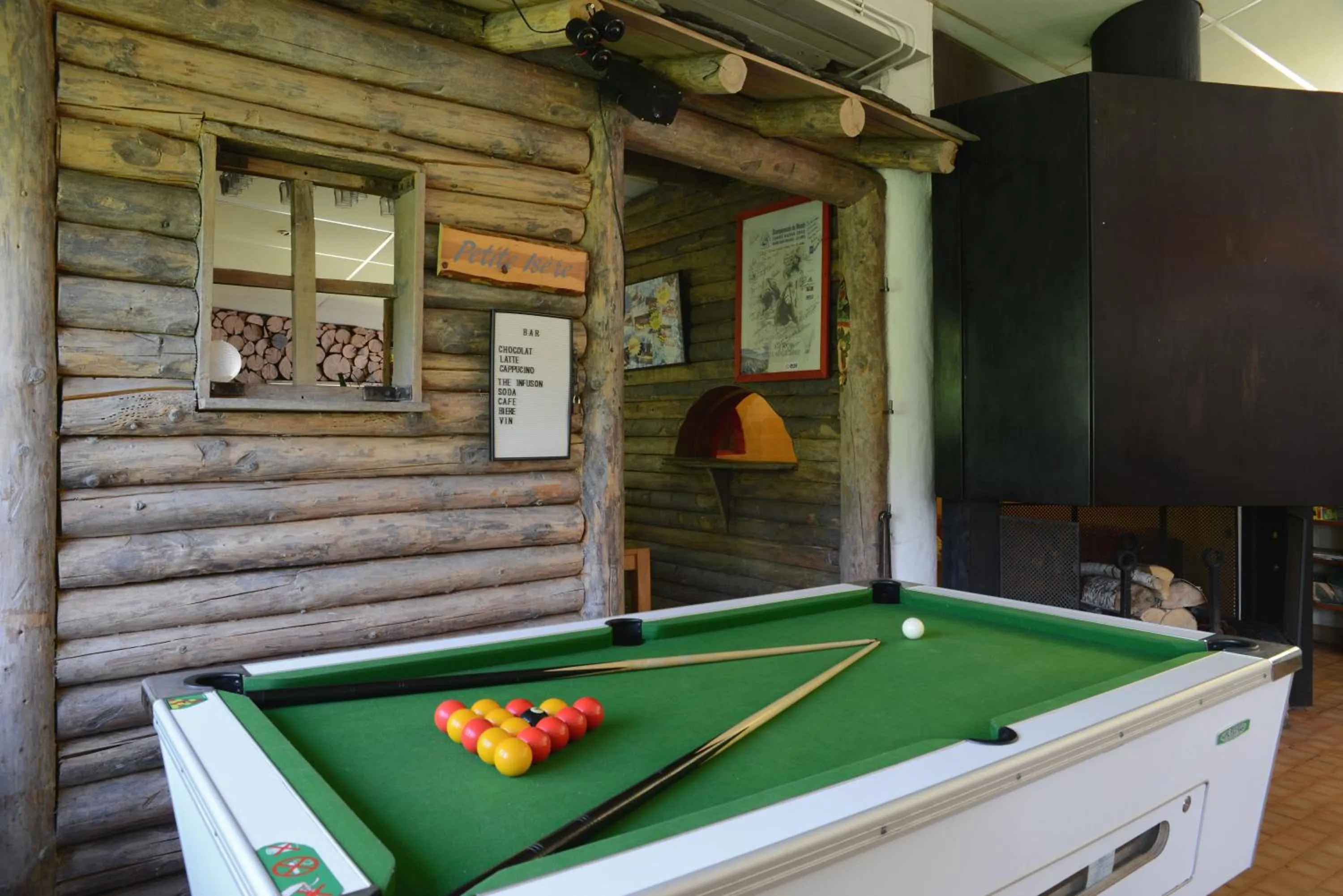 Billiard in Auberge de Jeunesse HI Séez