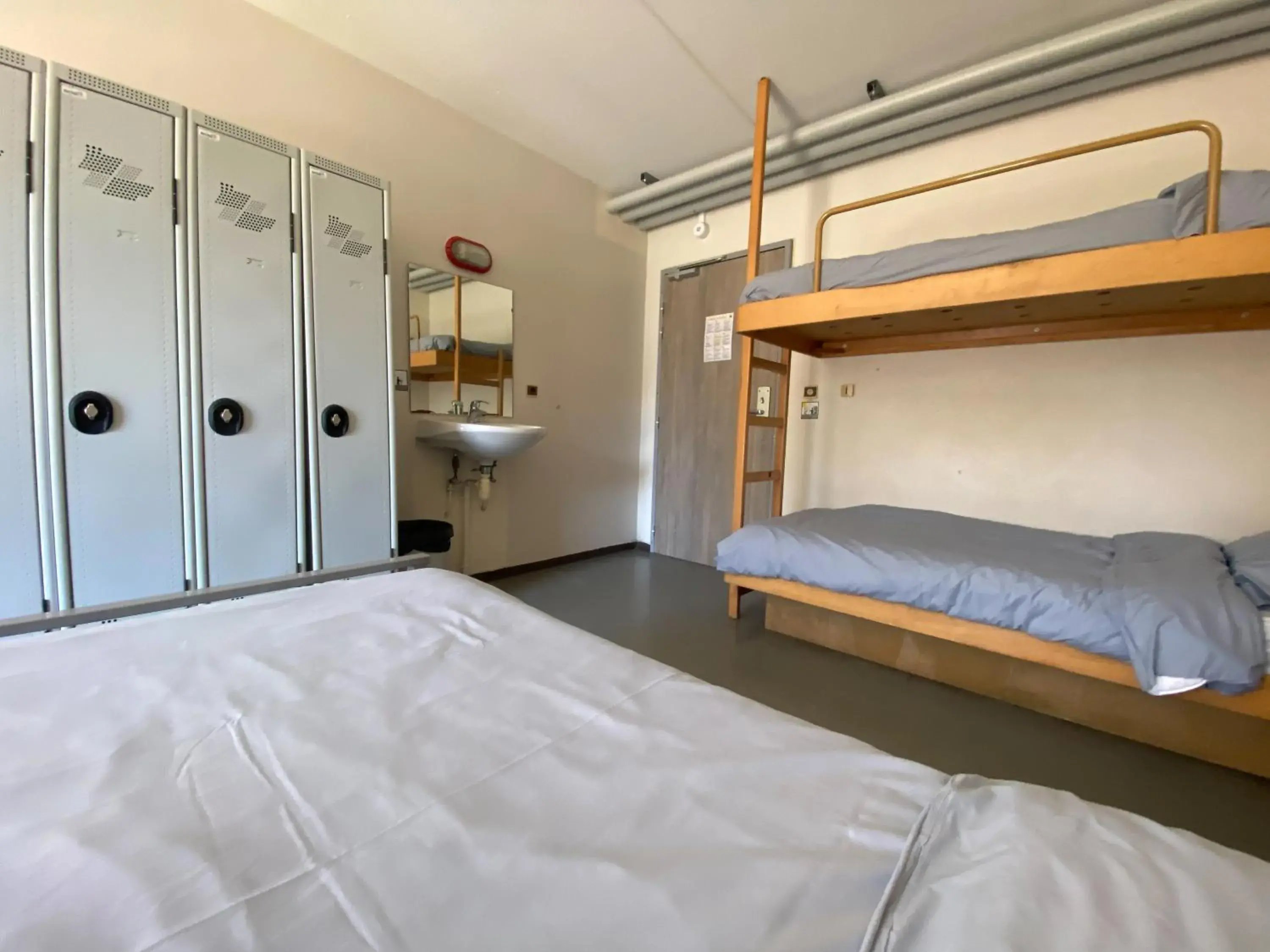 Bed in 4-Bed Female Dormitory with Ensuite Bathroom in Auberge de Jeunesse HI Strasbourg 2 Rives Bed in 4-Bed Female Dormitory with Ensuite Bathroom in Auberge de Jeunesse HI Strasbourg 2 Rives