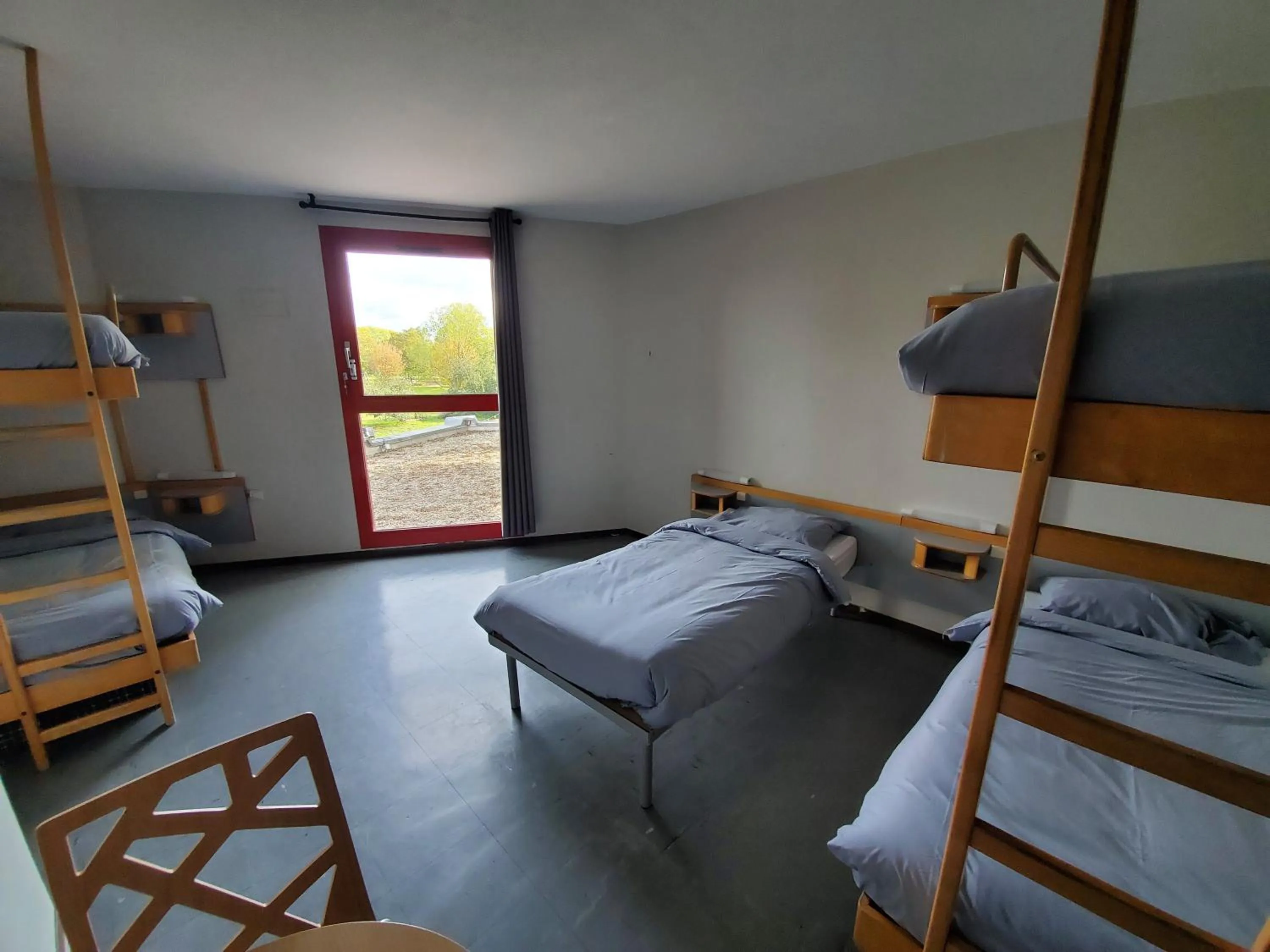 5-Bed Room with Bathroom in Auberge de Jeunesse HI Strasbourg 2 Rives