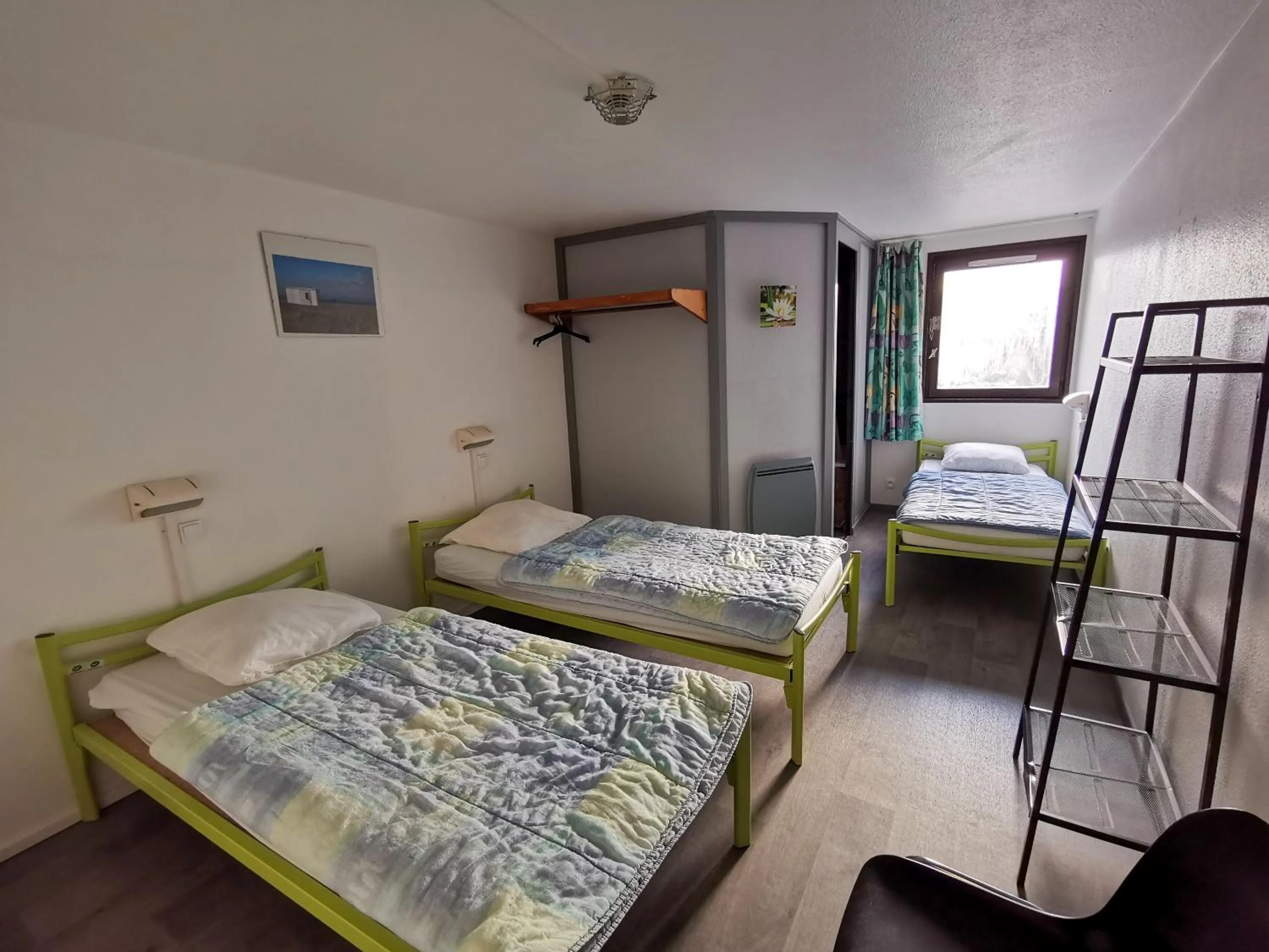 Triple Room with Ensuite Bathroom - single occupancy in Auberge de Jeunesse HI Boulogne-sur-Mer