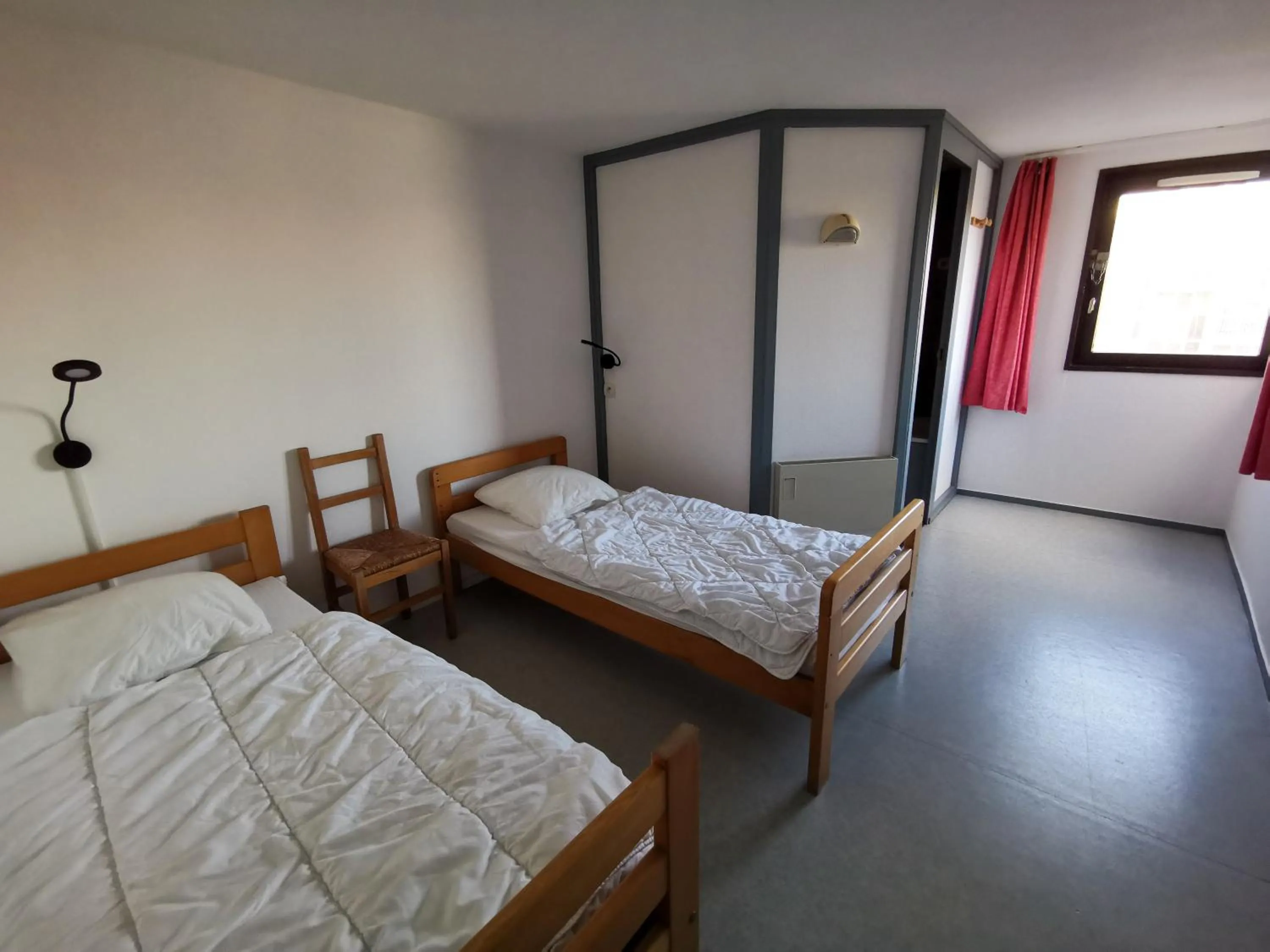 Twin Room with Ensuite Bathroom - single occupancy in Auberge de Jeunesse HI Boulogne-sur-Mer