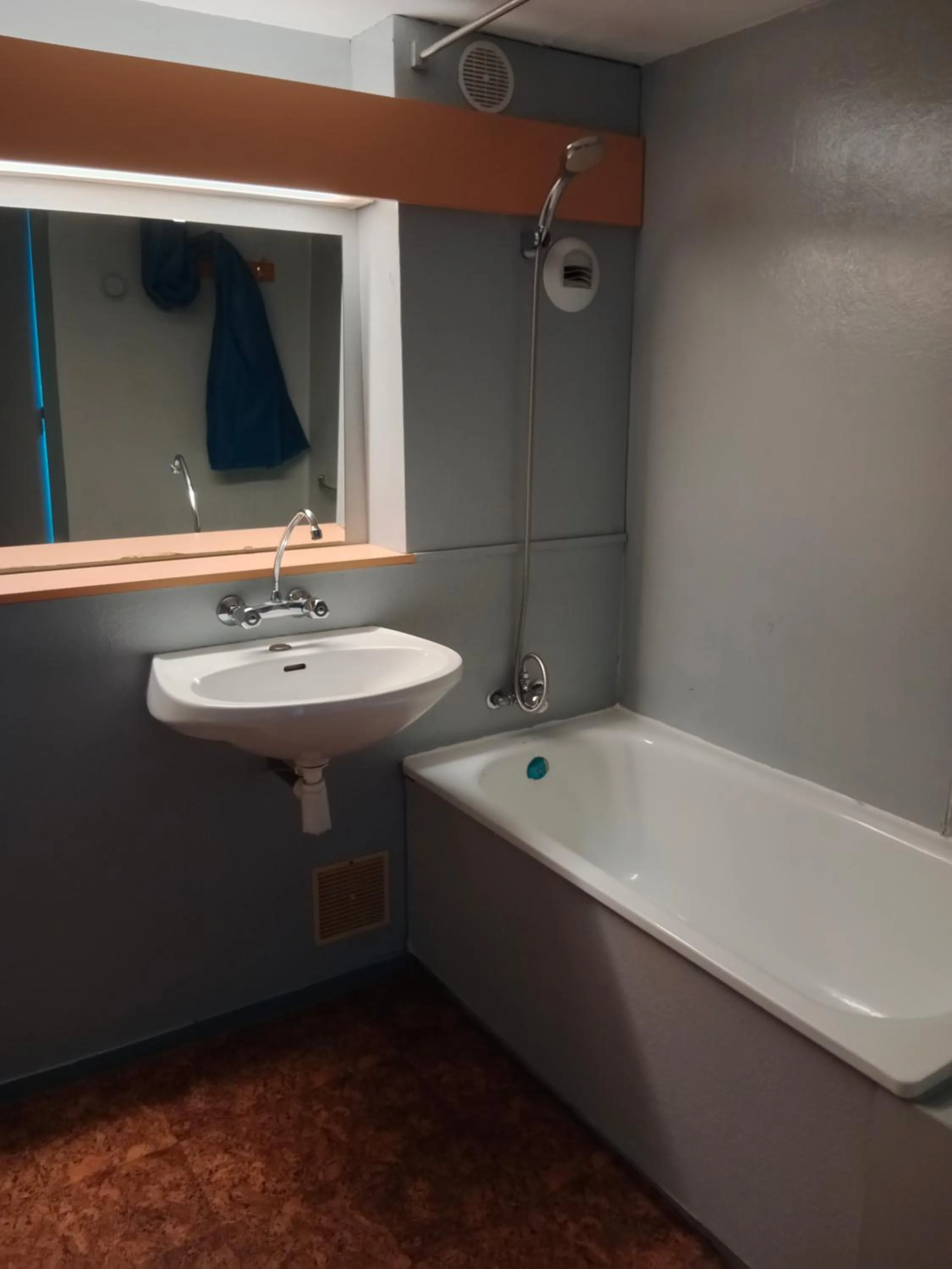 Bed in 5-Bed Male Dormitory with Ensuite Bathroom in Auberge de Jeunesse HI Boulogne-sur-Mer