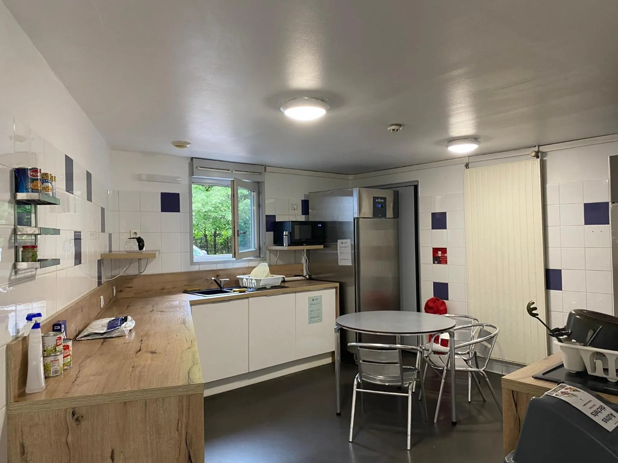 Communal kitchen in Auberge de Jeunesse HI Grenoble