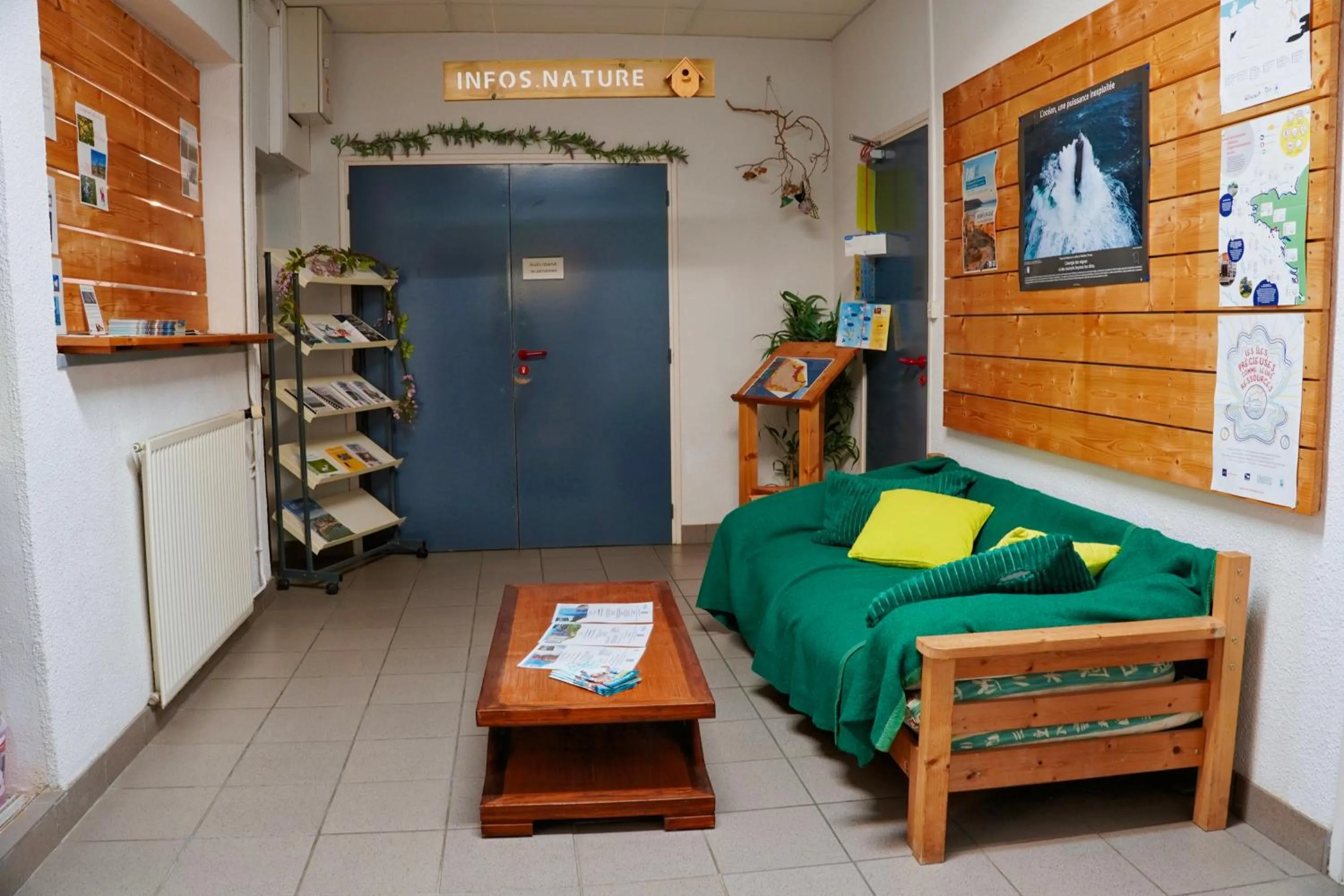 Seating area, Bed in Auberge de Jeunesse HI Belle-Île-en-Mer