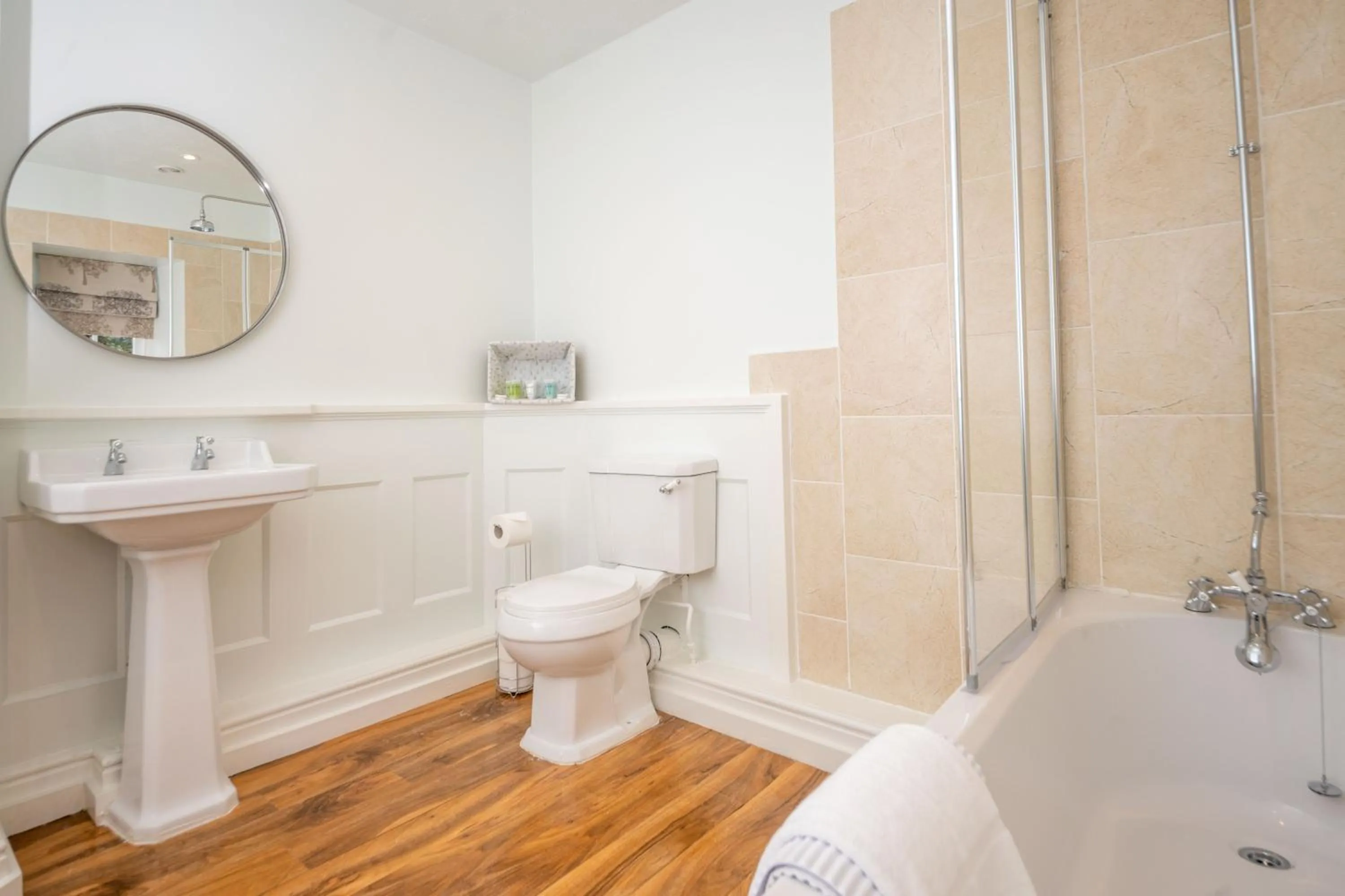 Bathroom in Rising Sun Pub, Restaurant and Rooms