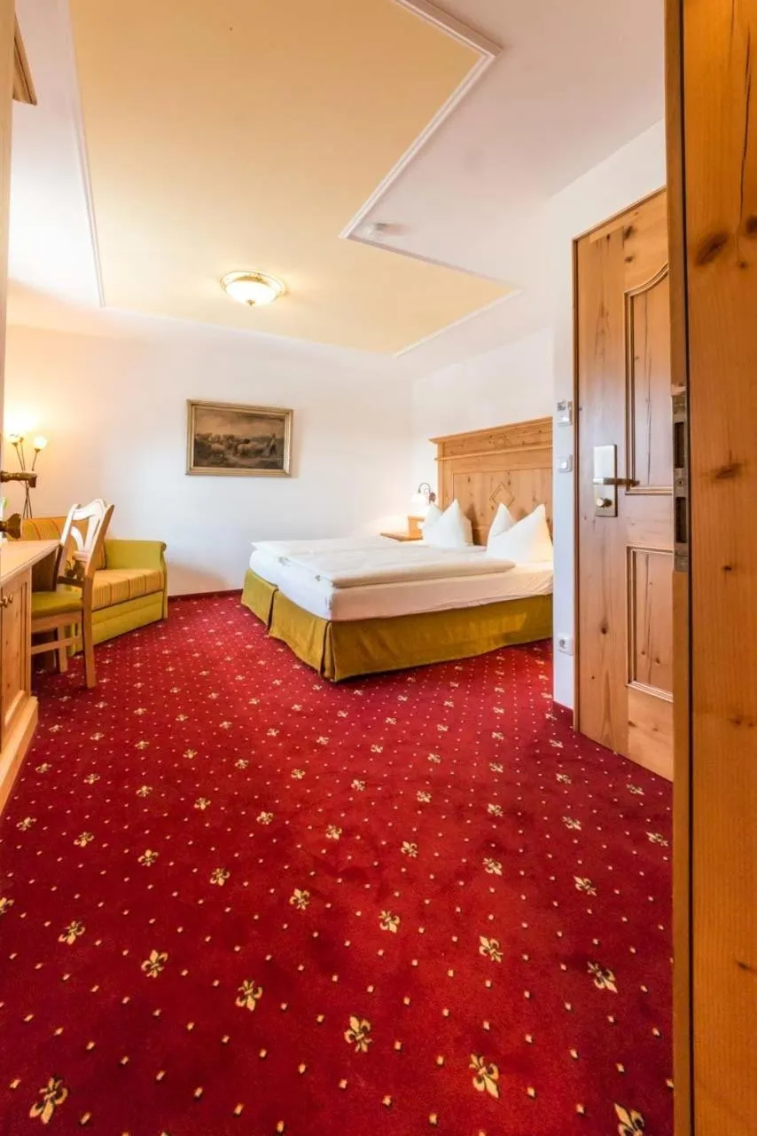 Photo of the whole room, Bed in Metzgerei Gasthof Oberhauser - Hotel zur Post