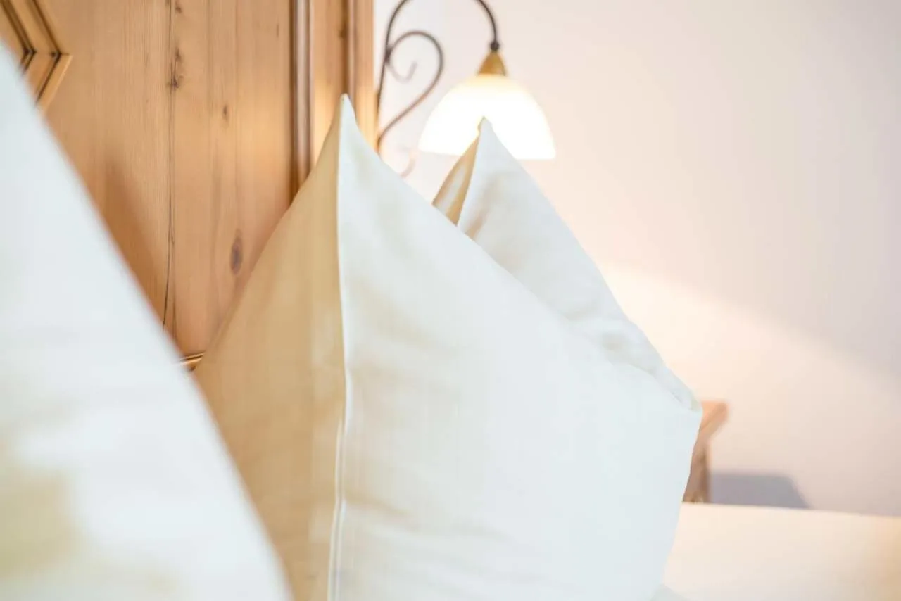 Decorative detail, Bed in Metzgerei Gasthof Oberhauser - Hotel zur Post