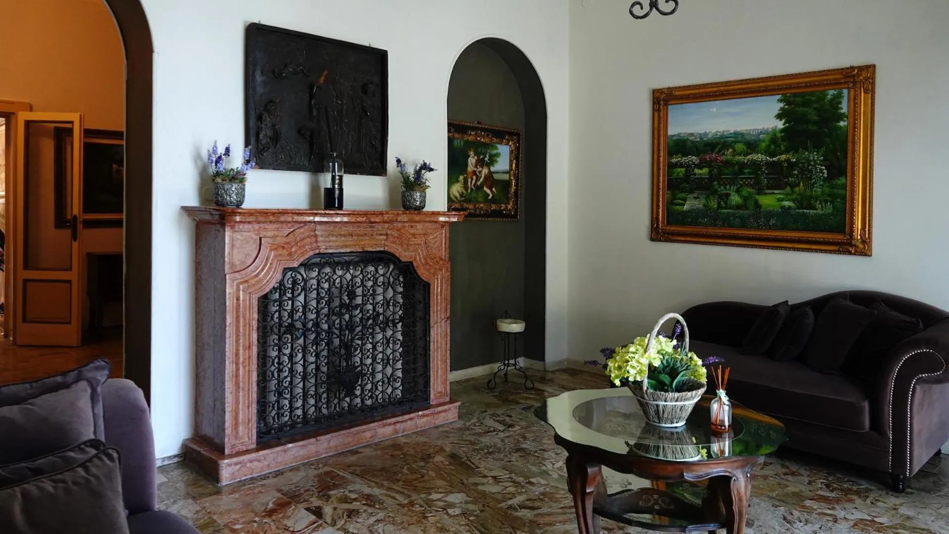 Communal lounge/ TV room in Villa Mimosa au Lac - Estella Hotels Italia