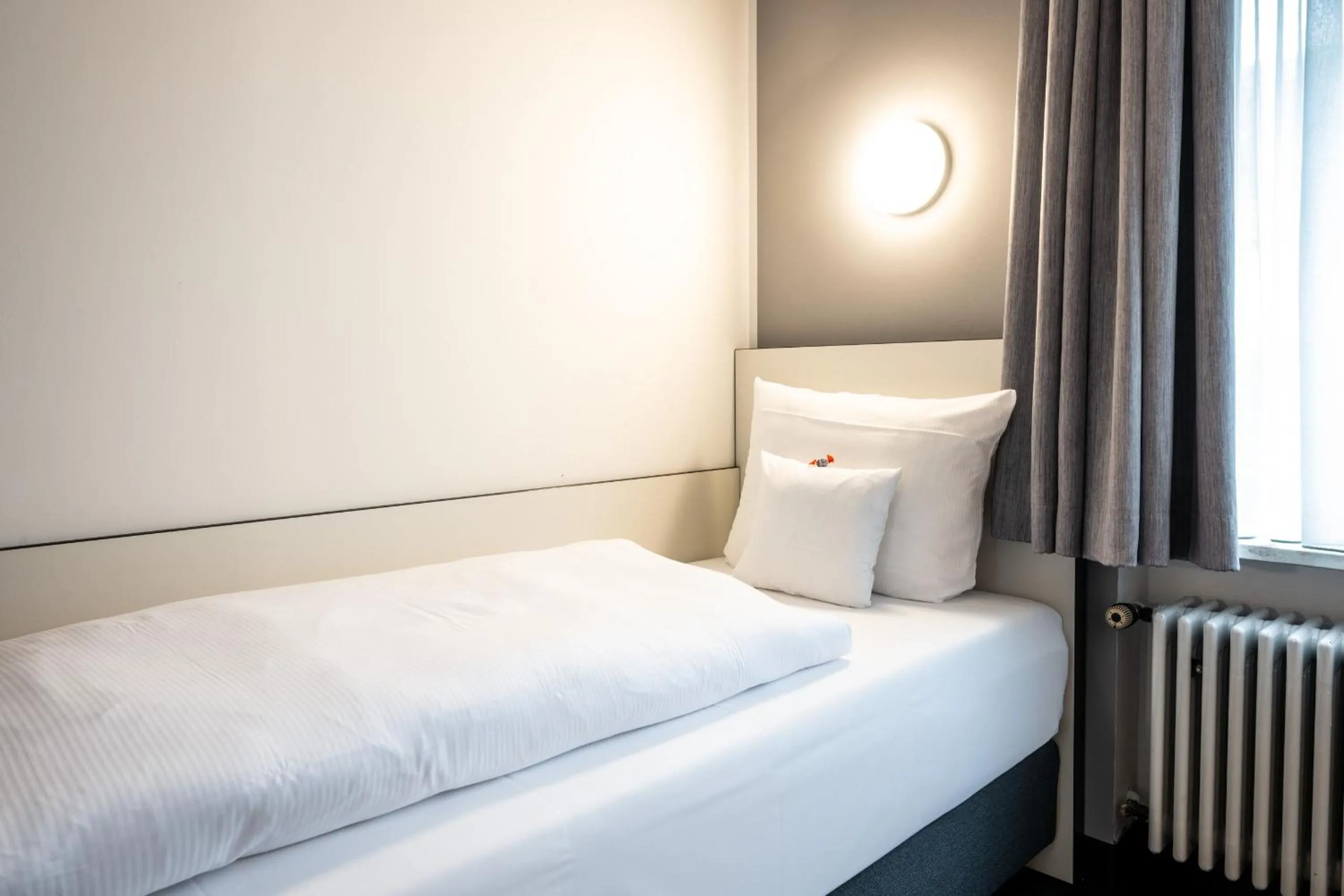 Photo of the whole room, Bed in Kassel Ost