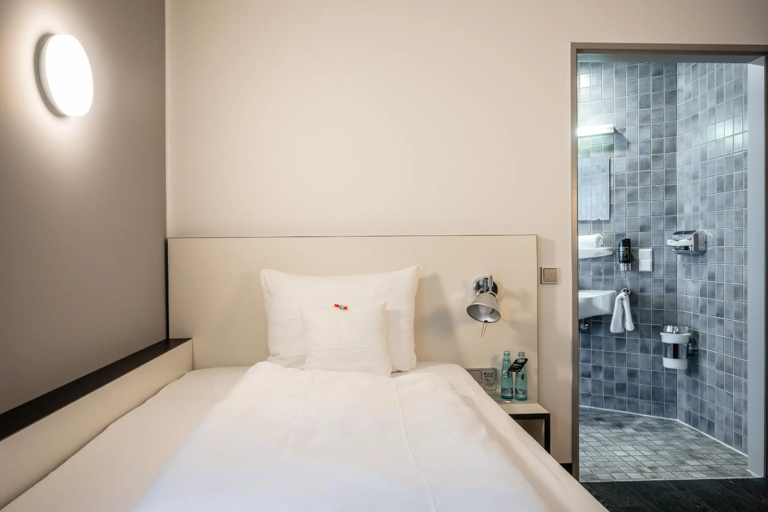 Photo of the whole room, Bed in Kassel Ost