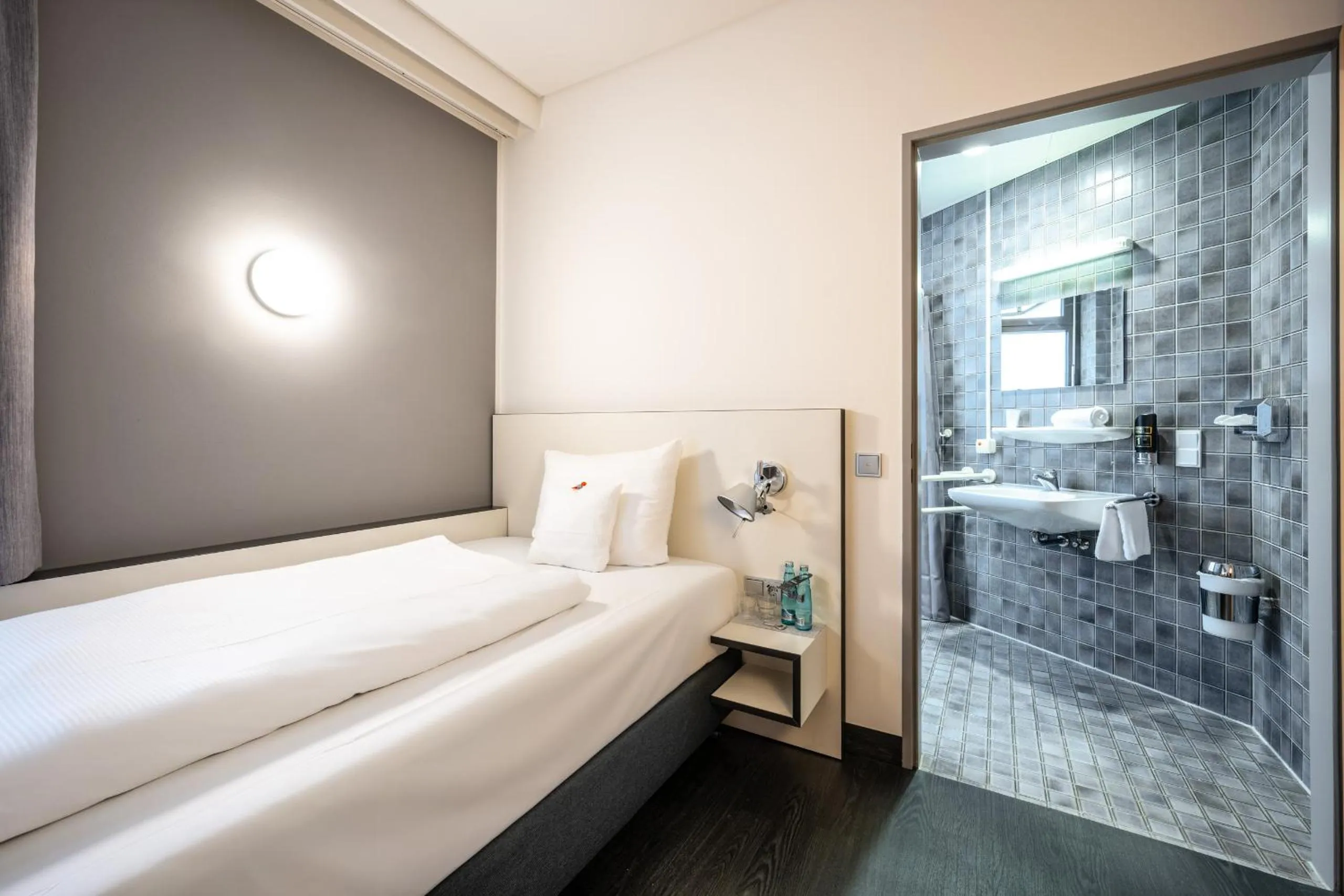 Photo of the whole room, Bed in Kassel Ost