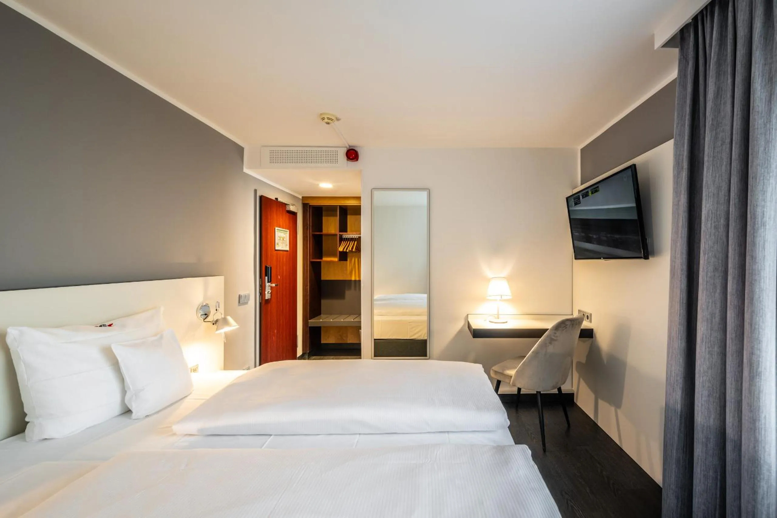 Photo of the whole room, Bed in Kassel Ost