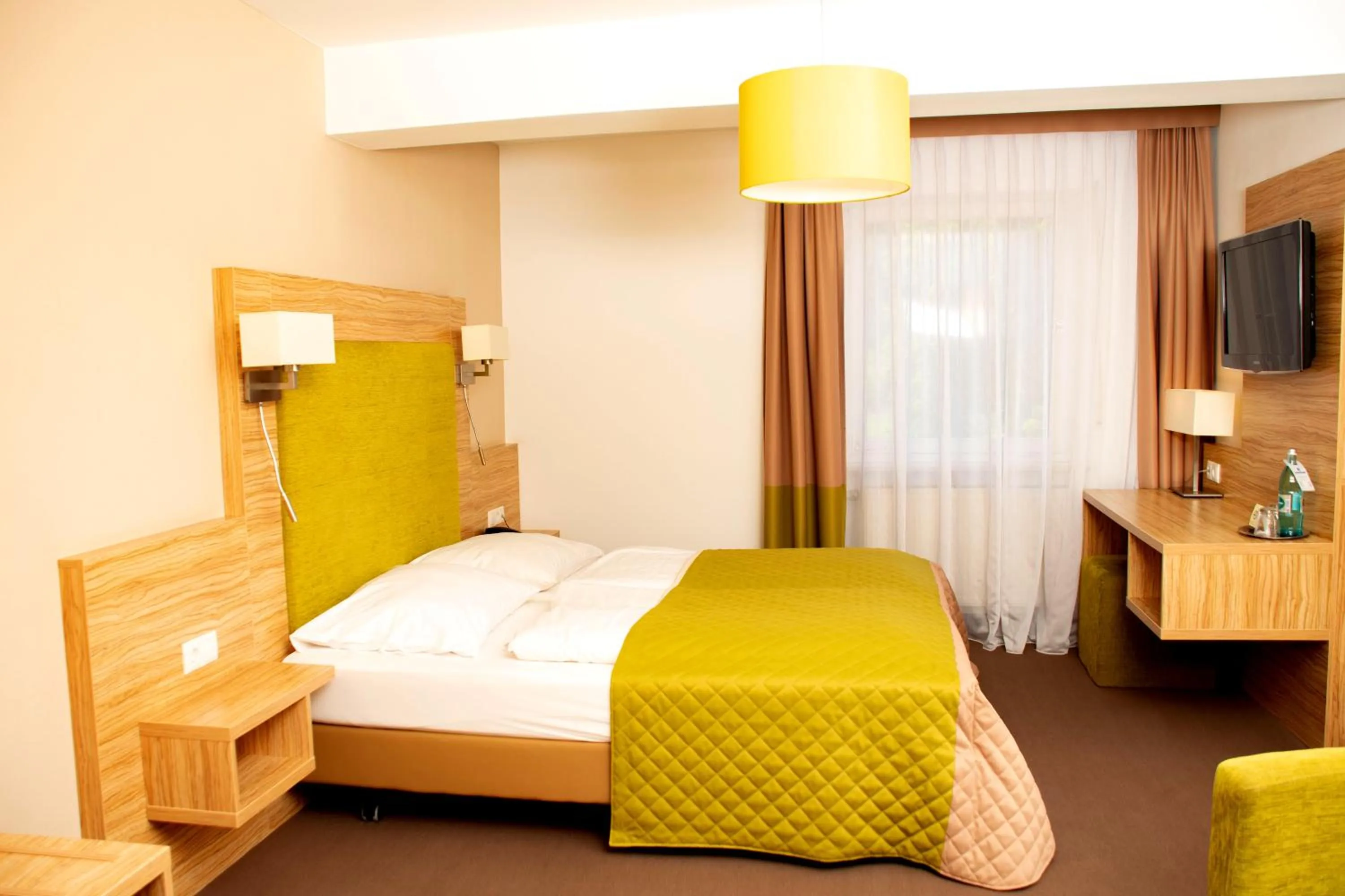 Photo of the whole room, Bed in Altes Kurhaus Landhotel