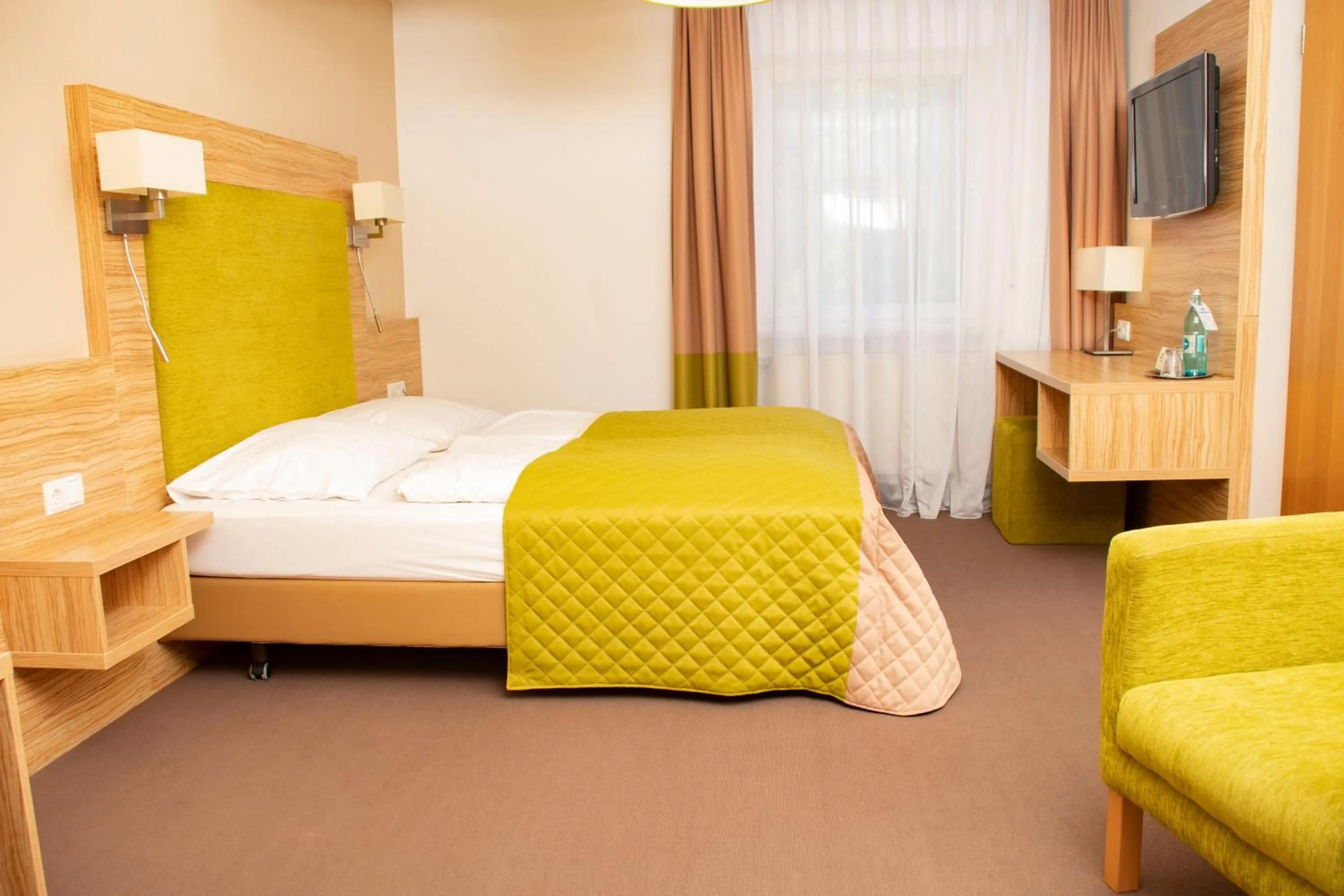 Photo of the whole room, Bed in Altes Kurhaus Landhotel