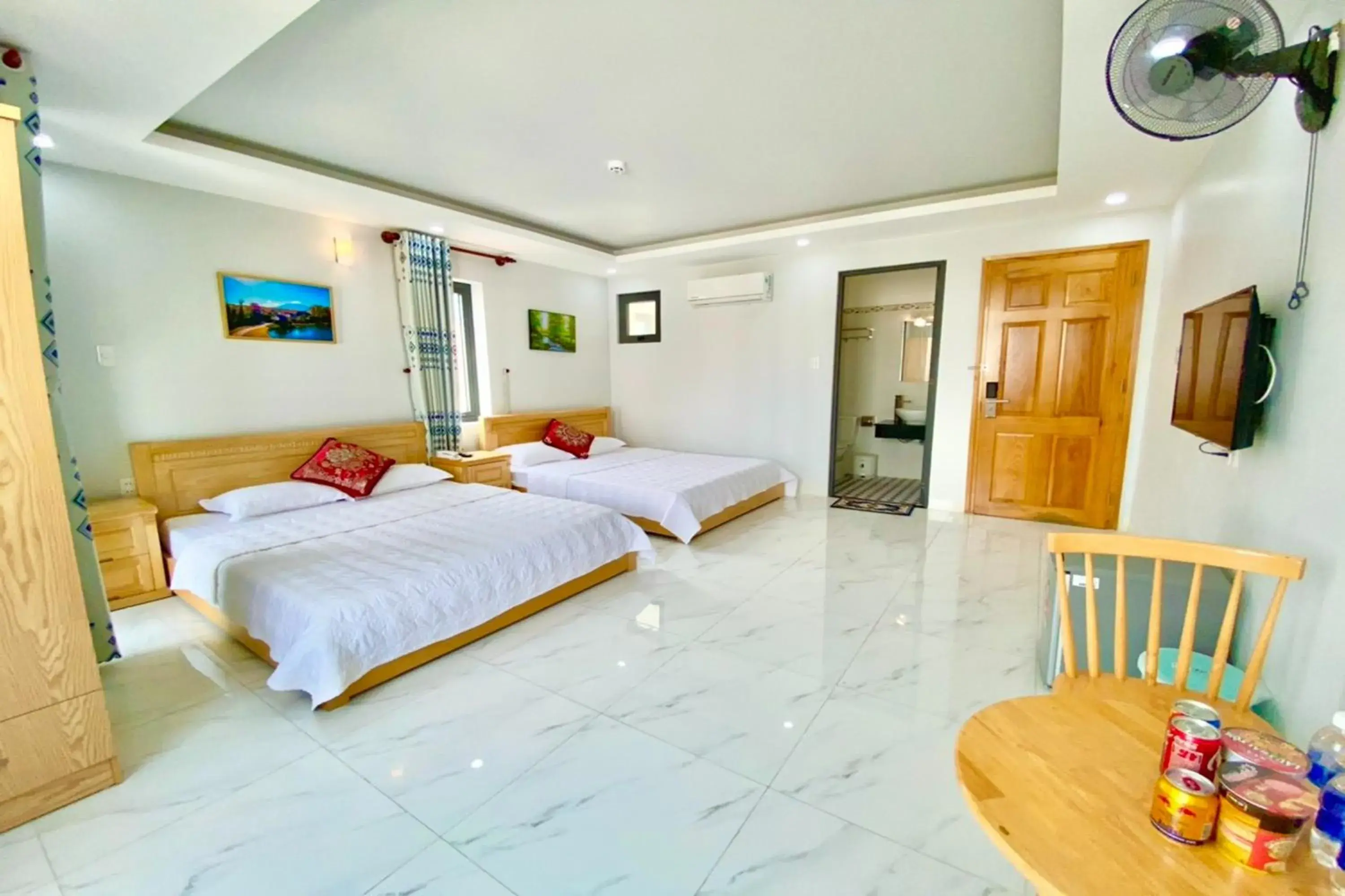 Family Room with Balcony in Ninh Giang Hotel Family Room with Balcony in Ninh Giang Hotel