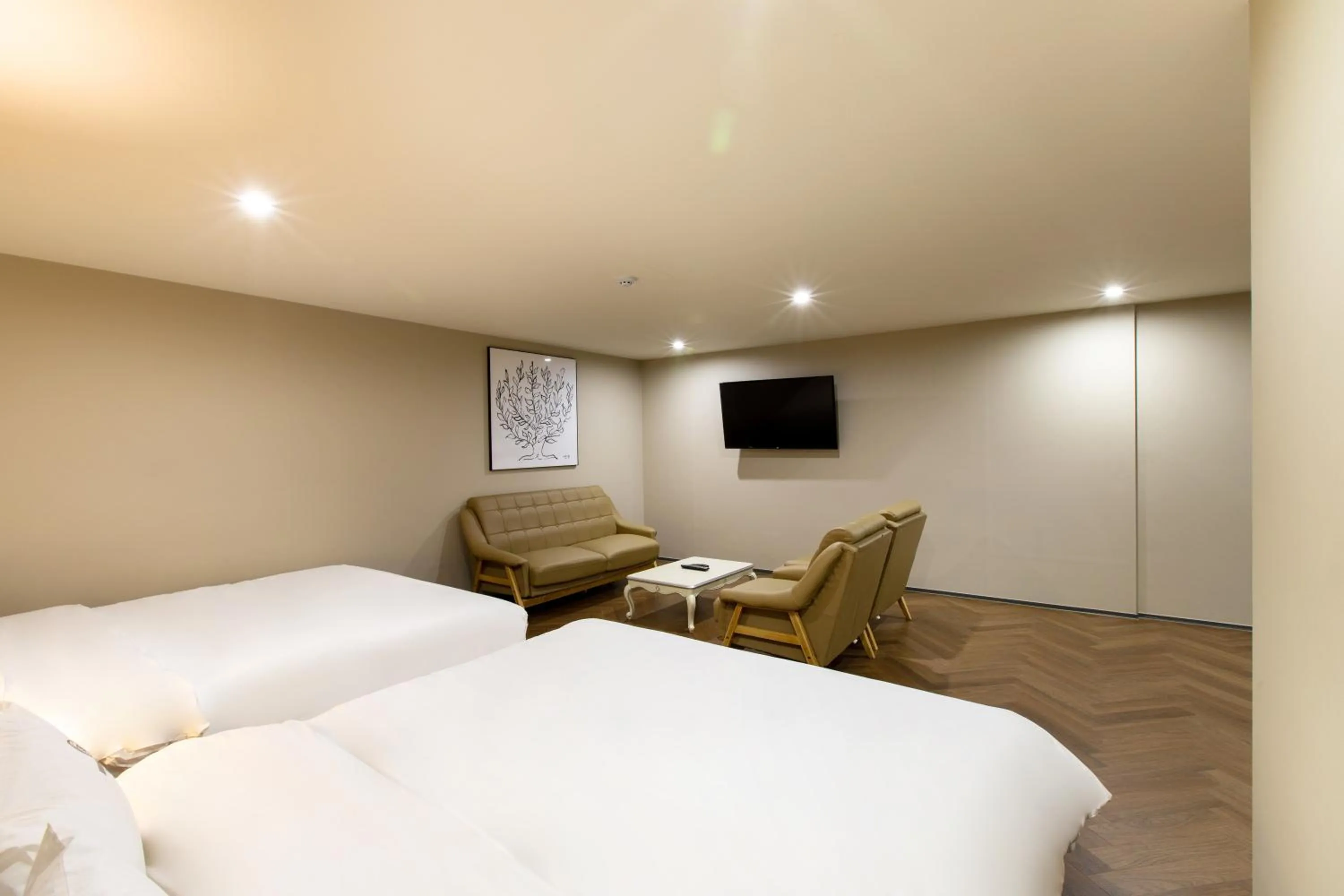 Brown-Dot Hotel Minam