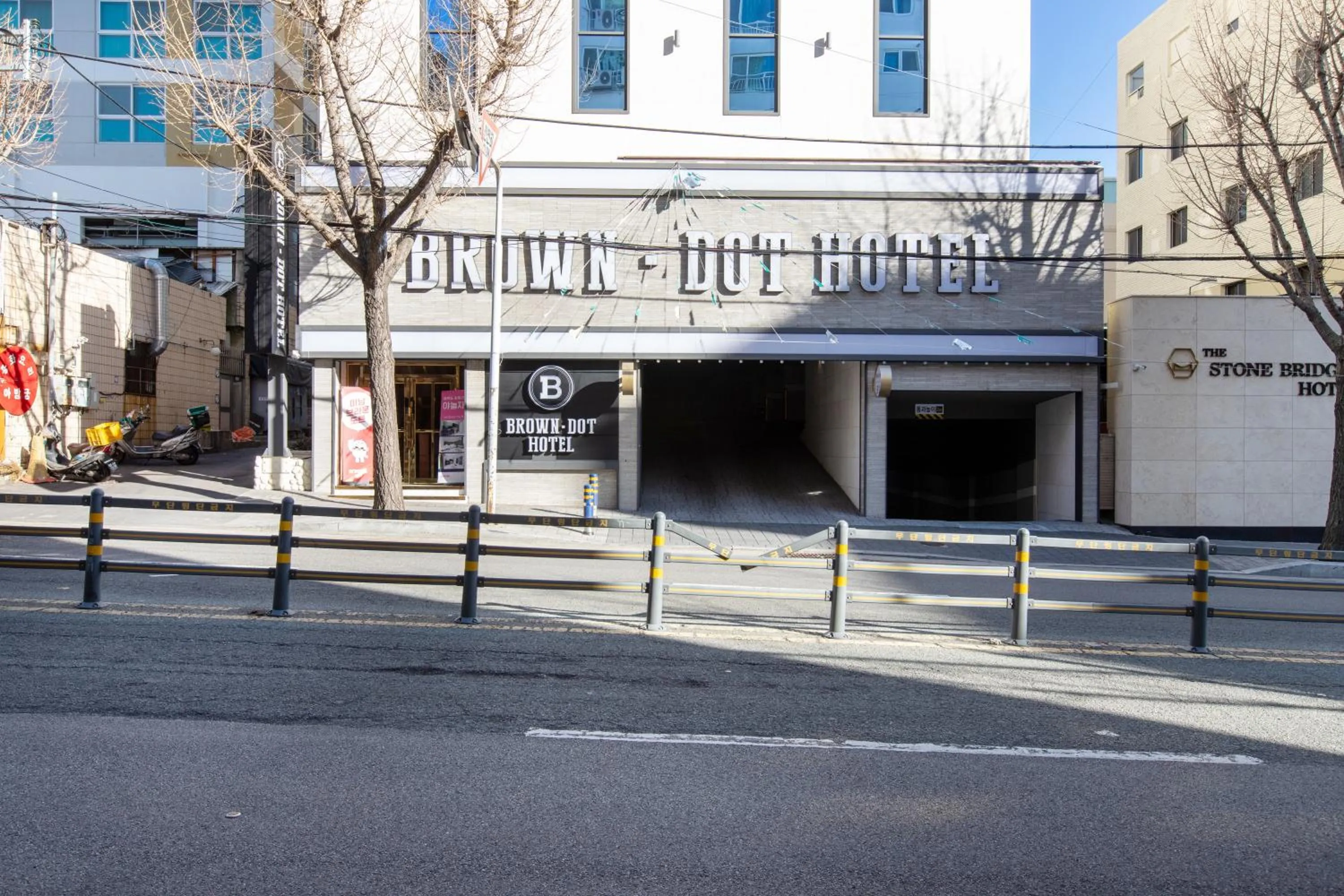 Brown-Dot Hotel Minam