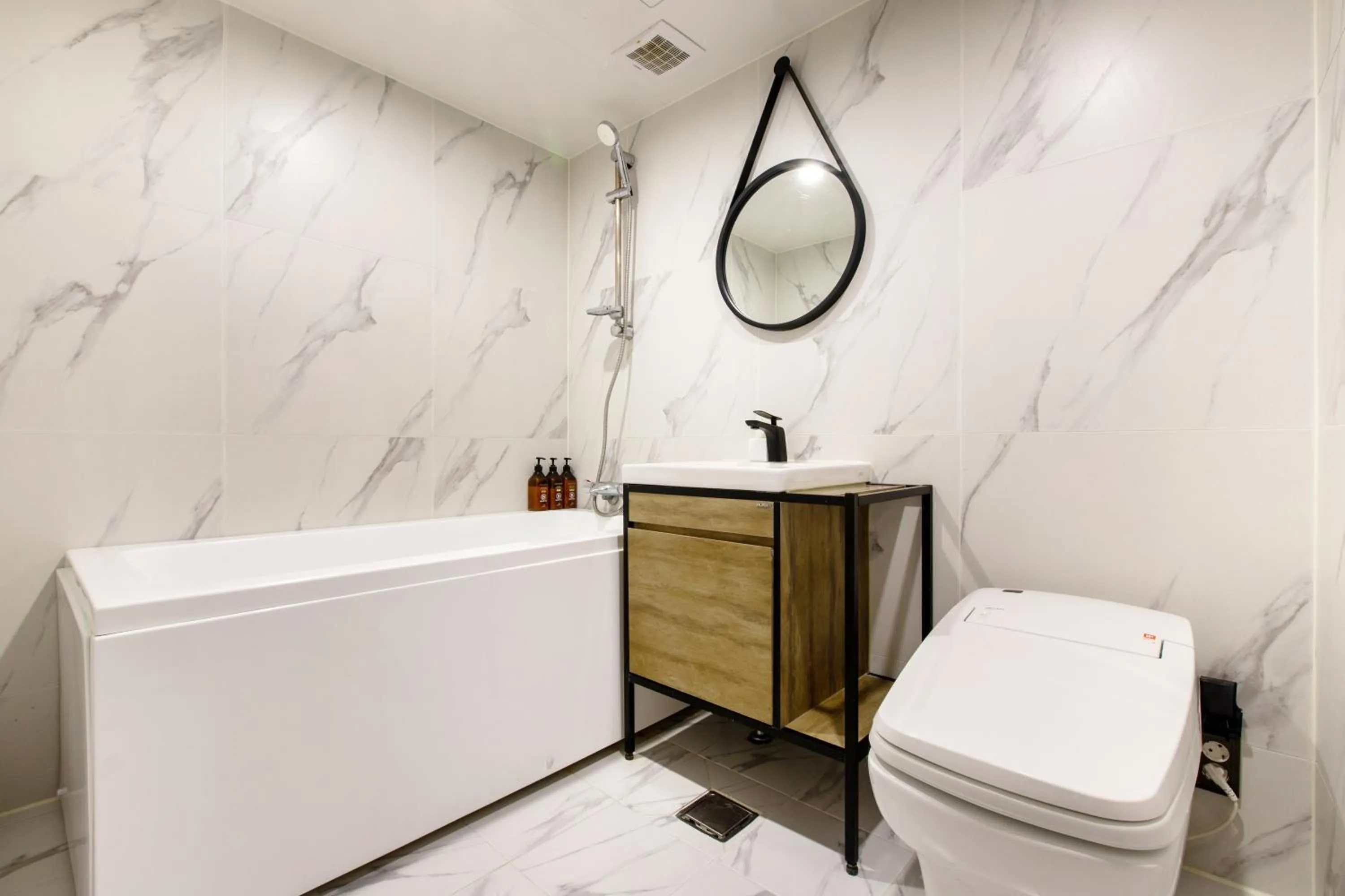 Brown-Dot Hotel Minam