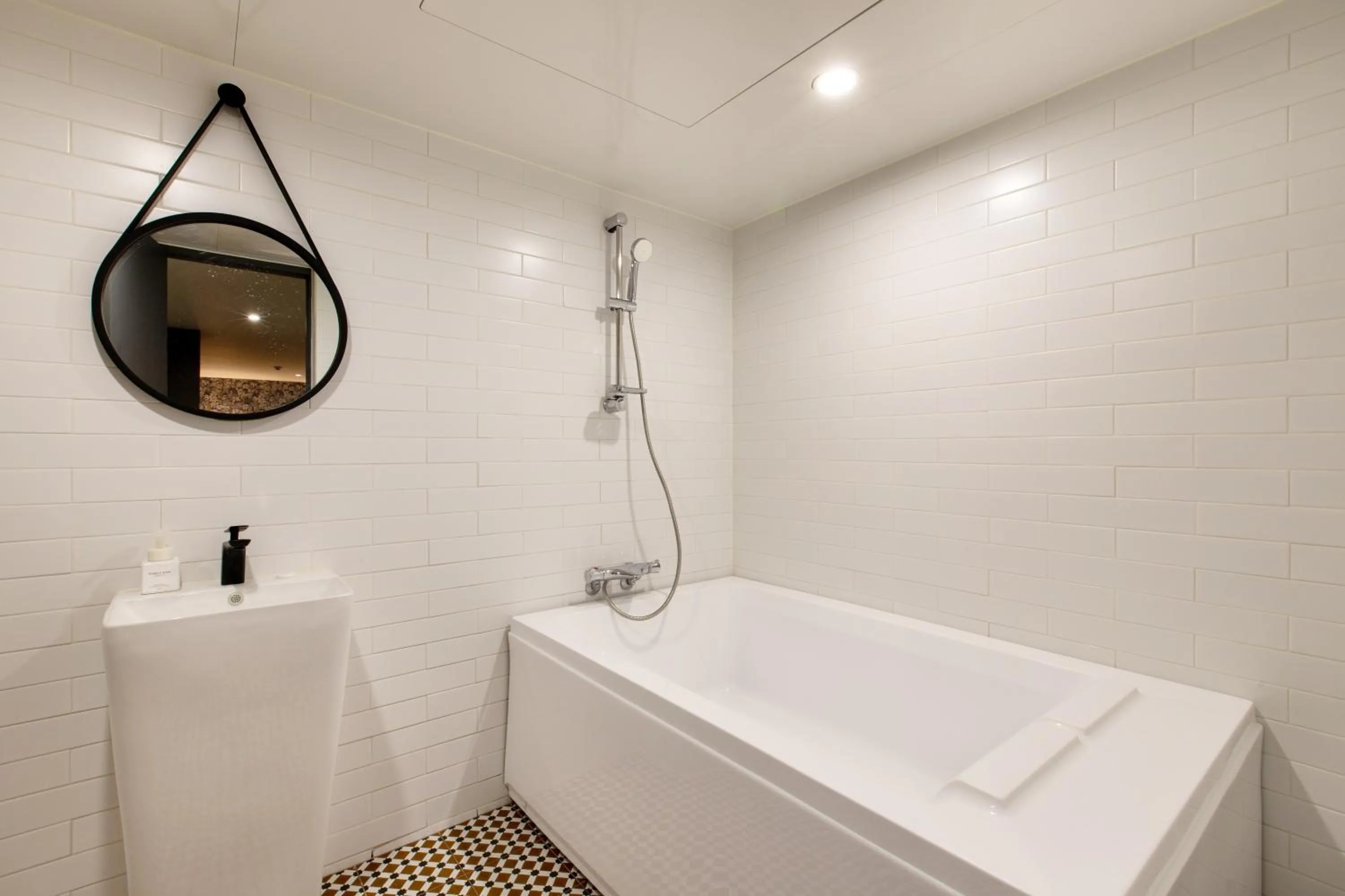 Brown-Dot Hotel Minam