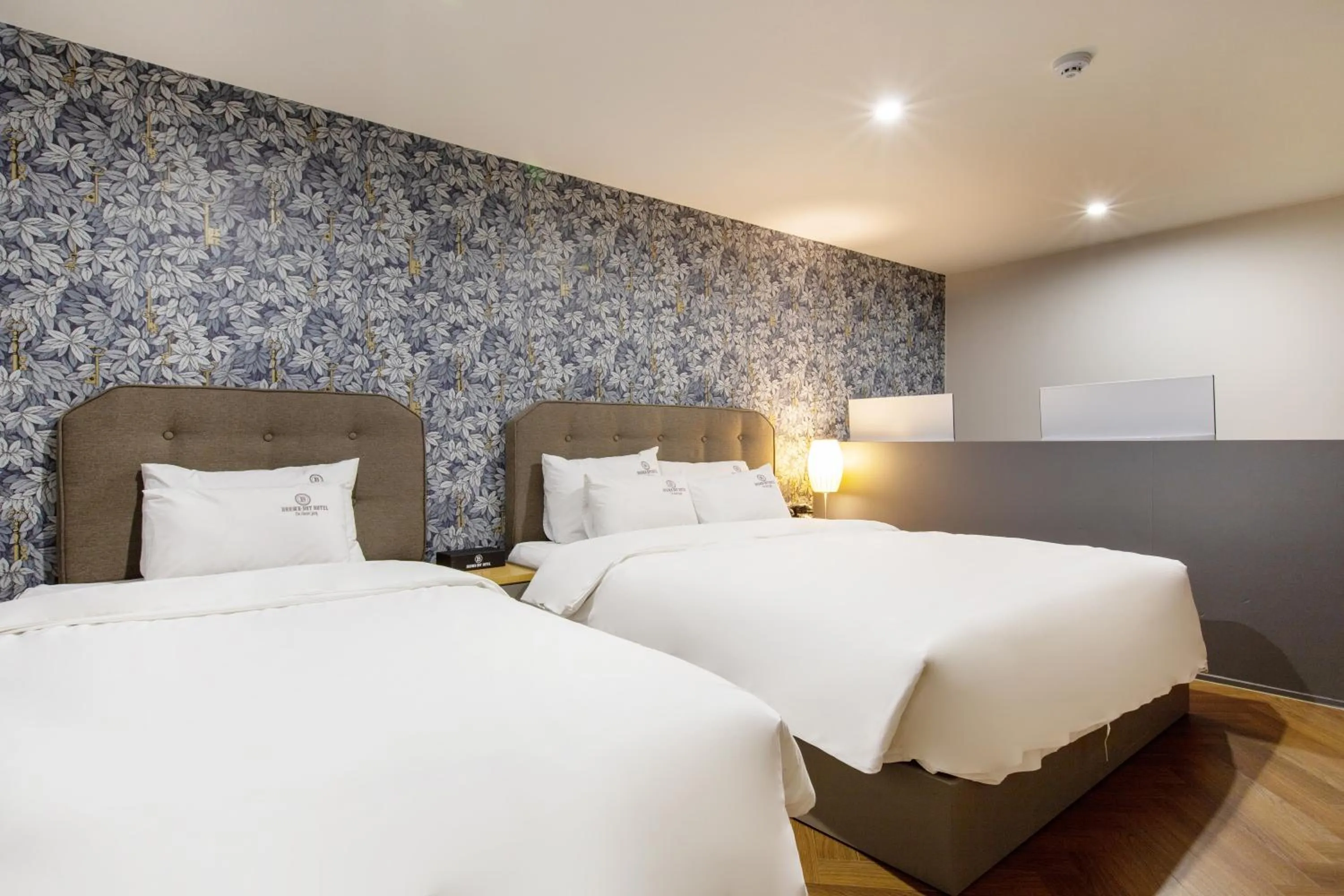 Brown-Dot Hotel Minam