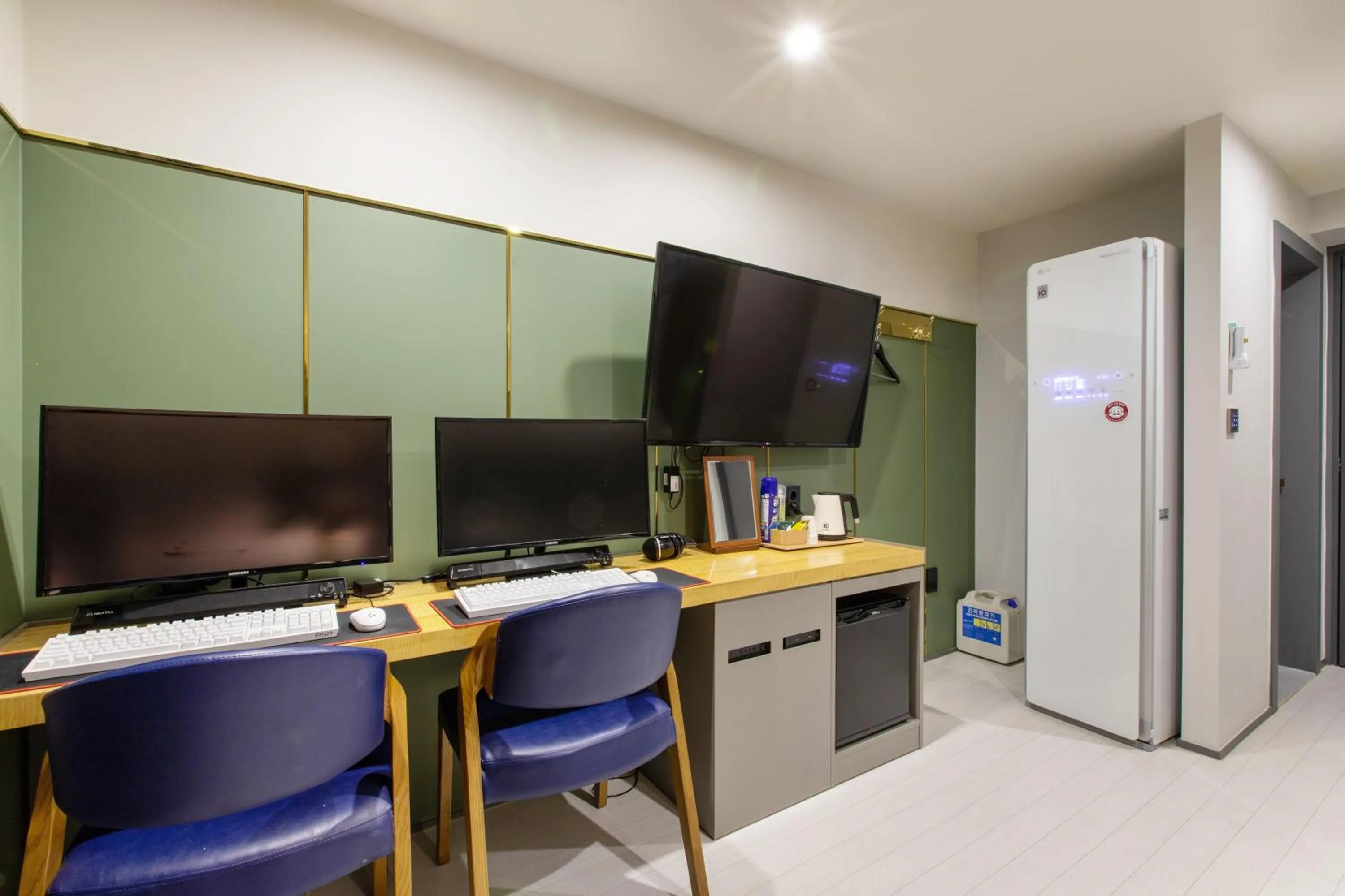 Brown-Dot Hotel Minam