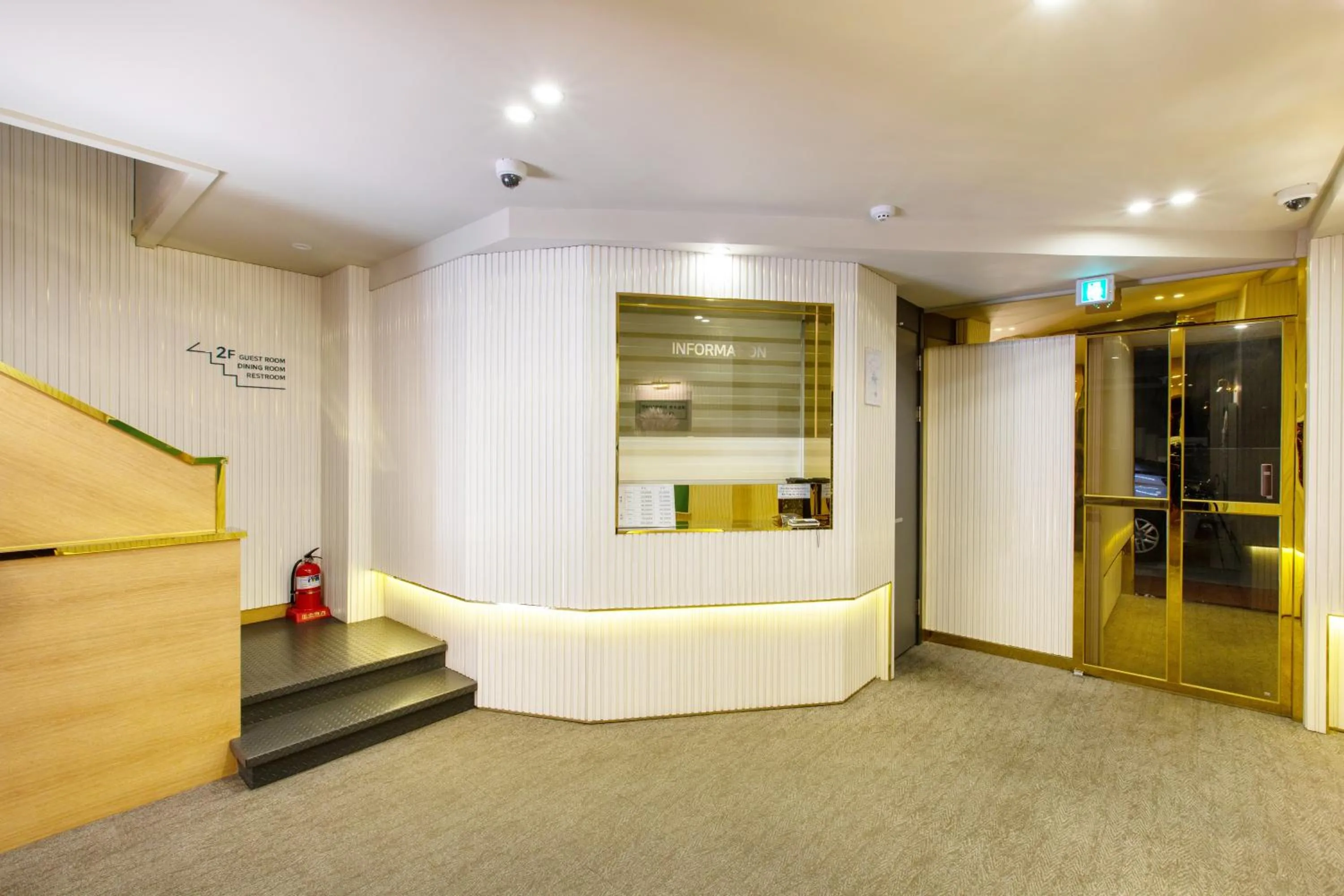 Brown-Dot Hotel Minam